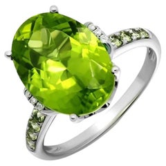 Anillo de oro blanco con crisolita y diamantes para ella