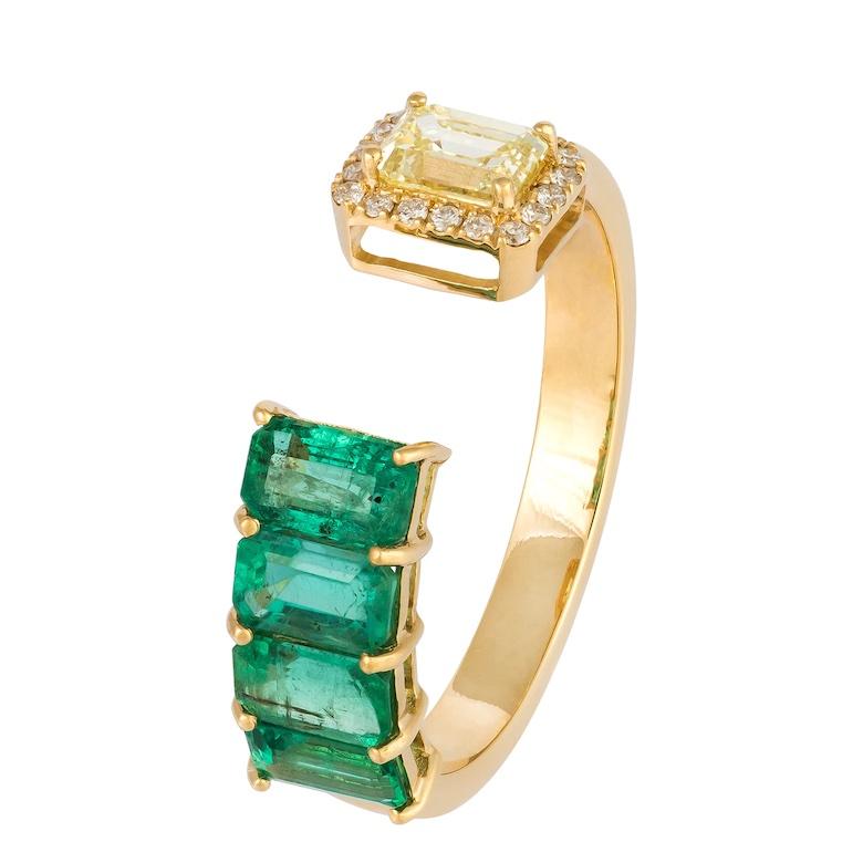 Modern Fashion Everyday Emerald Yellow Diamond Yellow 18K Gold Band Ring for Her For Sale