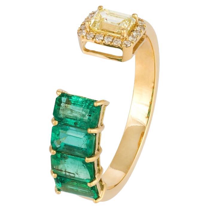 Fashion Everyday Emerald Yellow Diamond Yellow 18K Gold Band Ring for Her For Sale