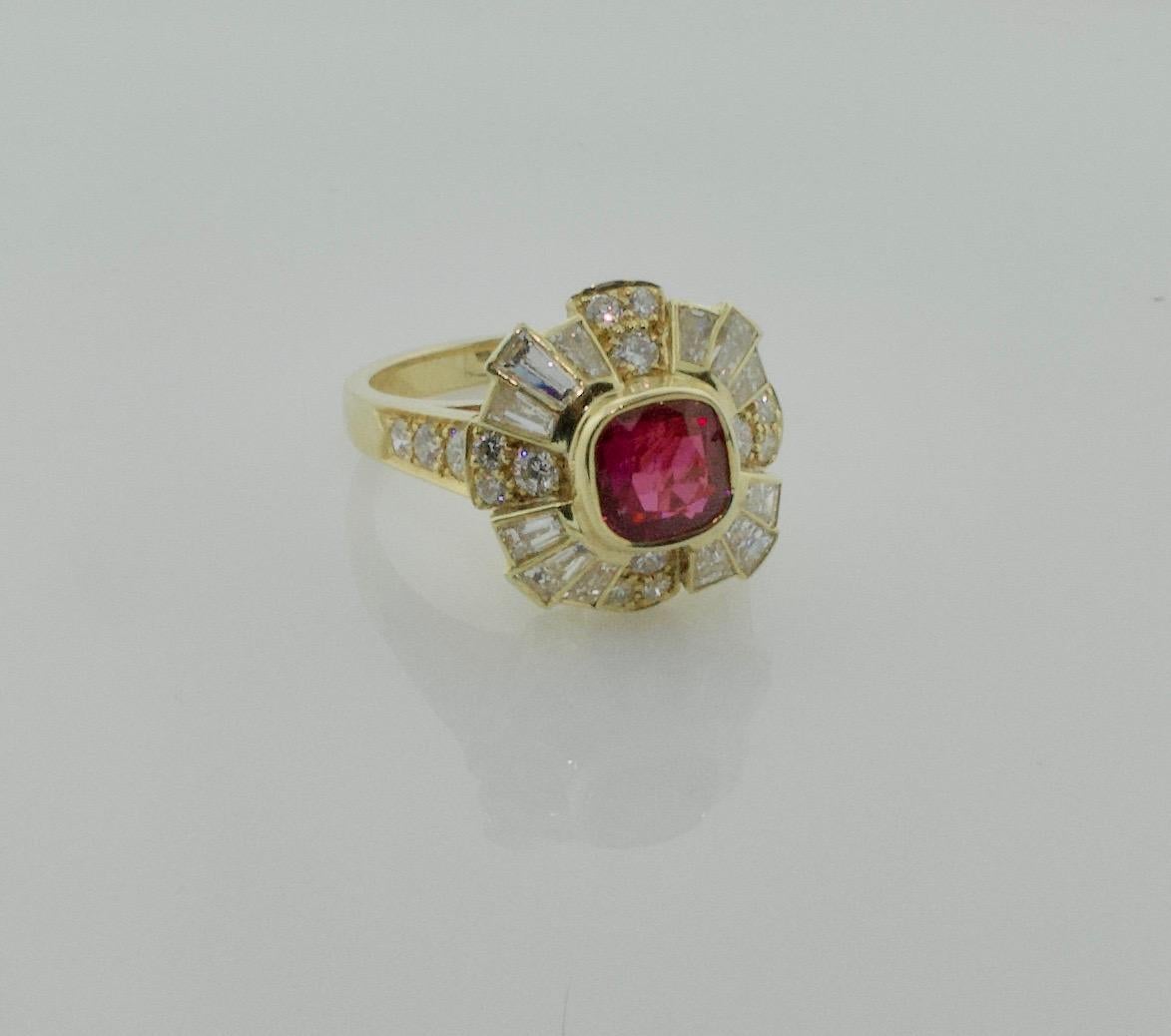 Anillo de moda de rubíes y diamantes en oro amarillo de 18 quilates Rubí de 1,53 quilates 
Un rubí talla cojín de 1,53 quilates
Doce diamantes talla baguette cónicos con un peso de 1,07 quilates [GH VVS-VS1].
Dieciocho diamantes redondos talla