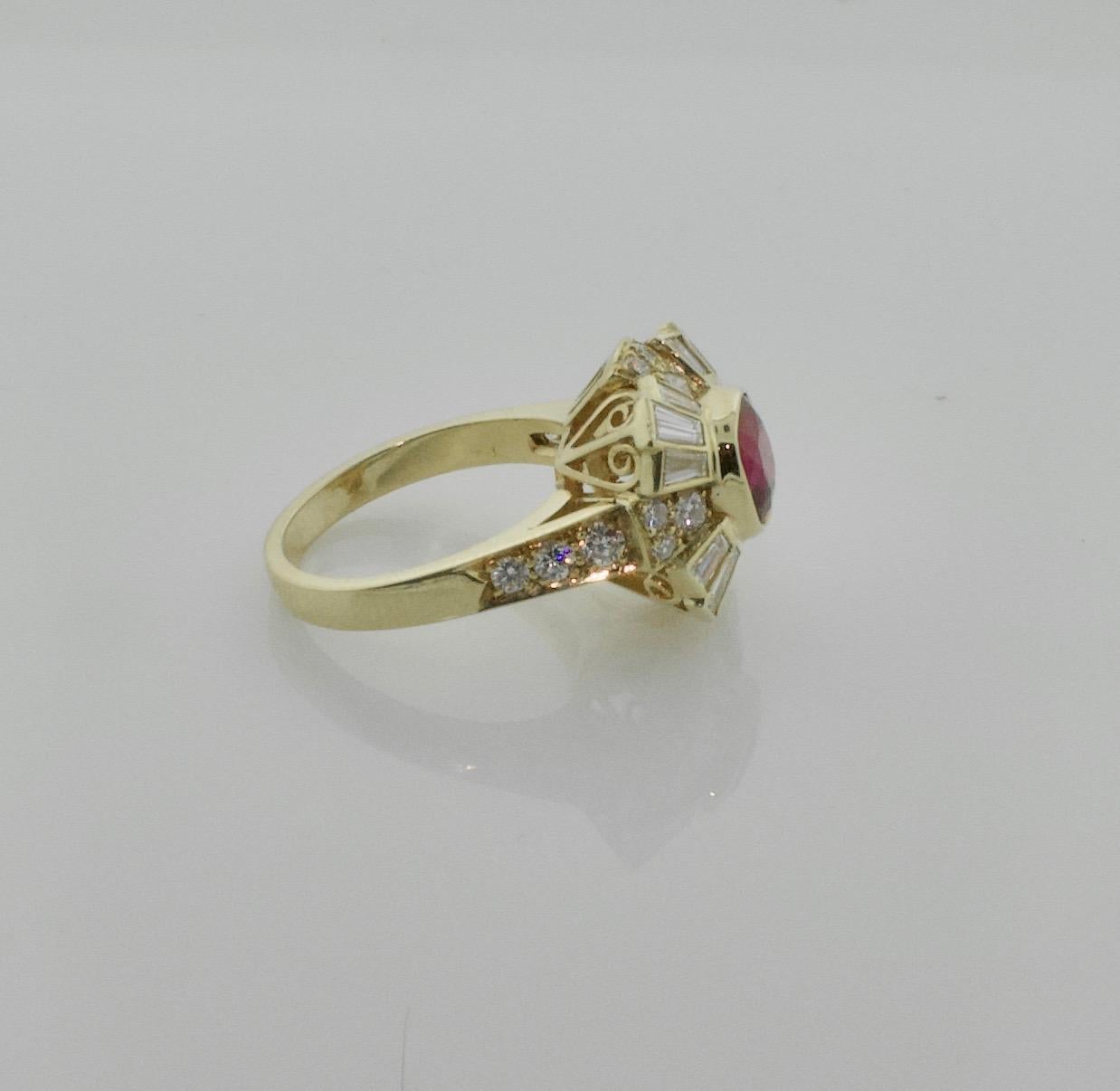 Anillo de moda de rubíes y diamantes en oro amarillo de 18 quilates Rubí de 1,53 quilates Corte cojín en venta