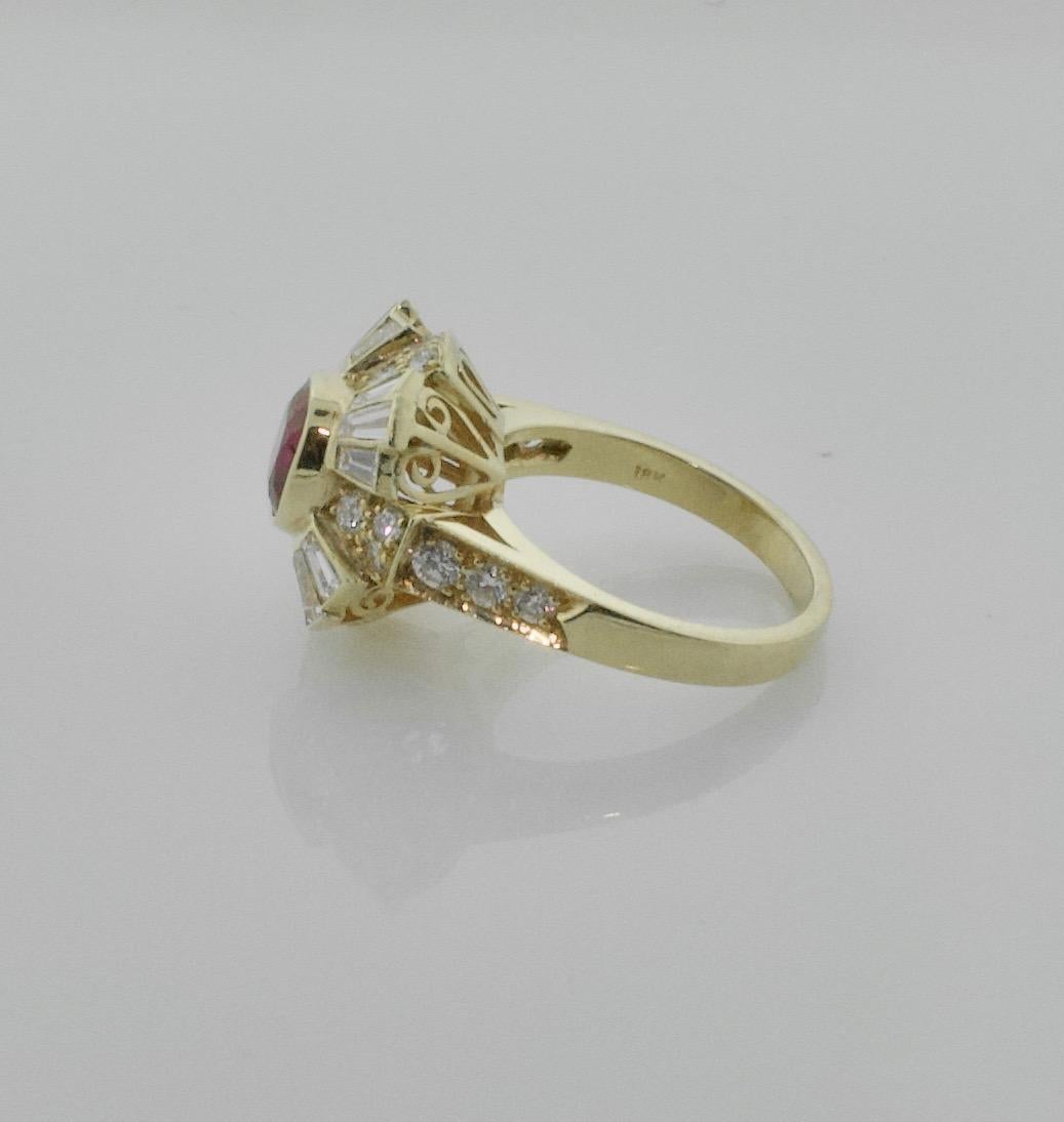 Femenino o masculino Anillo de moda de rubíes y diamantes en oro amarillo de 18 quilates Rubí de 1,53 quilates en venta