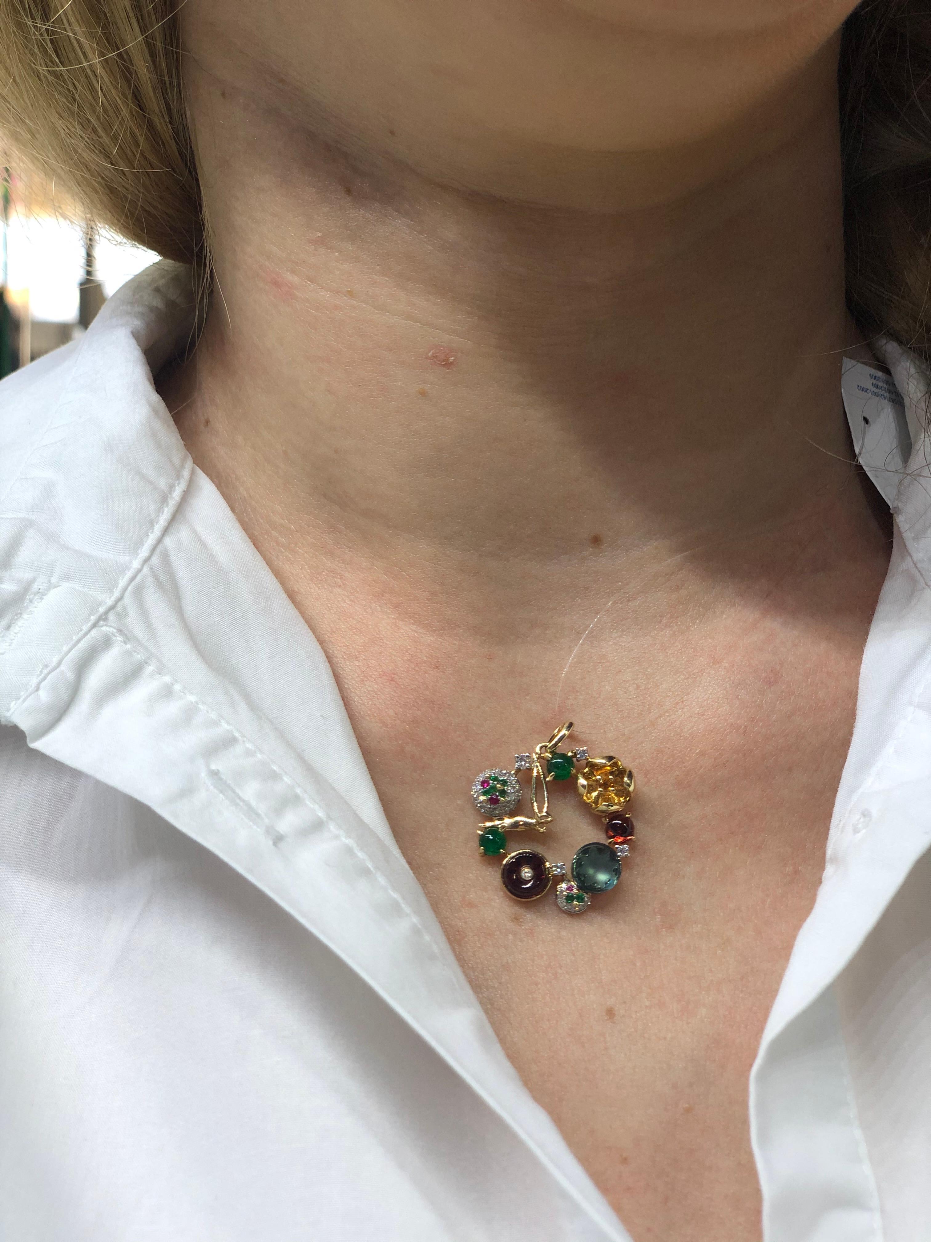 Pendentif à la mode en or jaune avec grenat, rubis, émeraude, citrine, topaze et diamant Neuf - En vente à Genève, GE