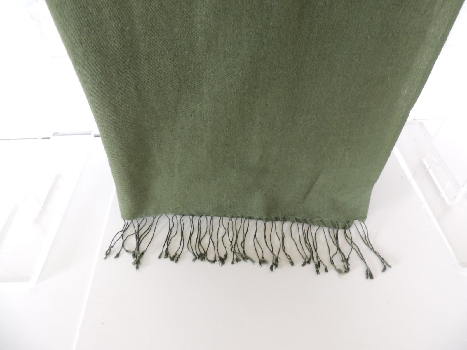 Hunter green wool unisex scarf
Wool and cashmere blend scarf with hand knotted fringes.
Size: 28