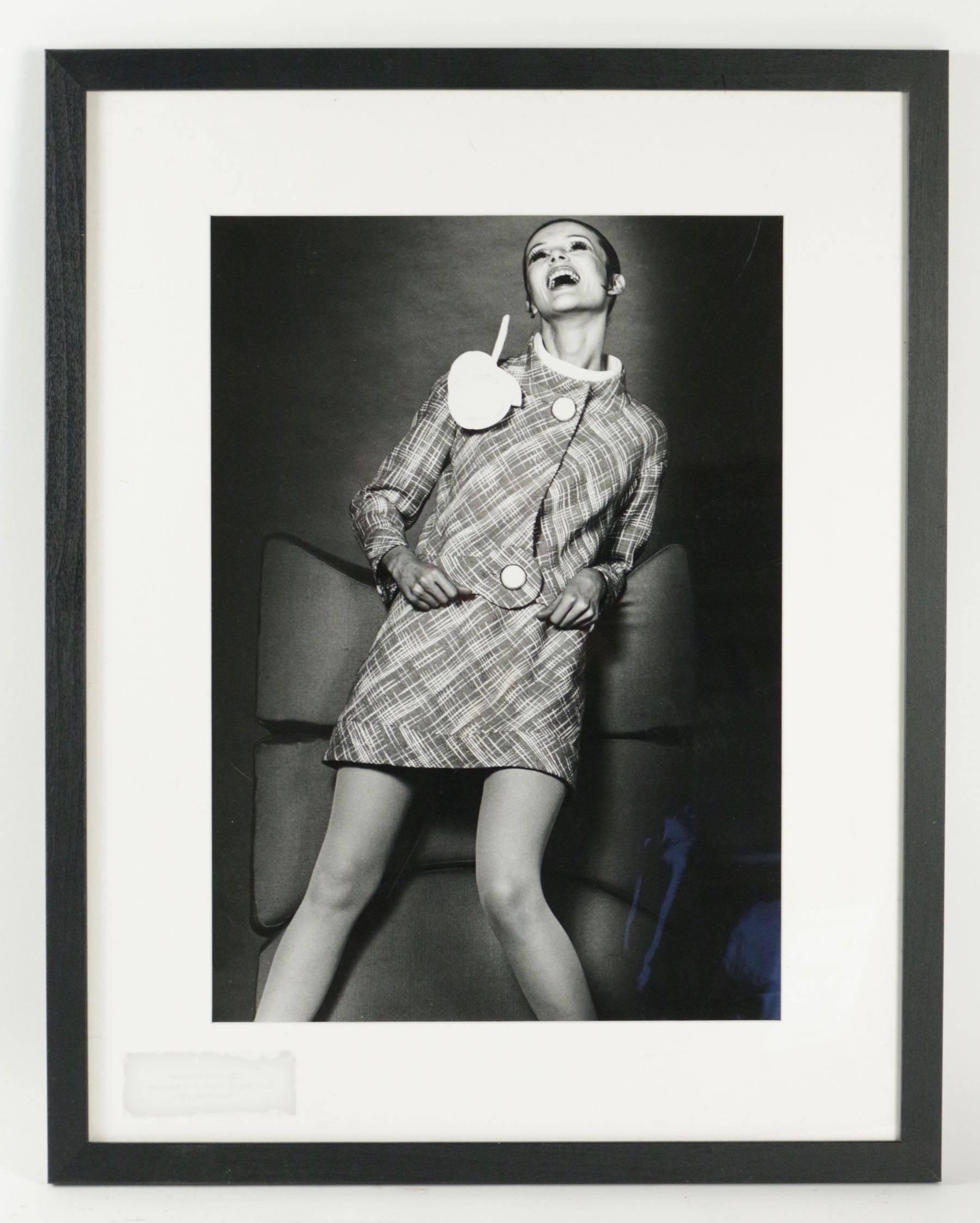 Fashion in black and white by the photographer Robert Jean Chapuis, pair, unsigned, circa 1960. Measures: Without frame H 50.5cm, L 37cm,
with frame H 68cm, L 54cm.

  
