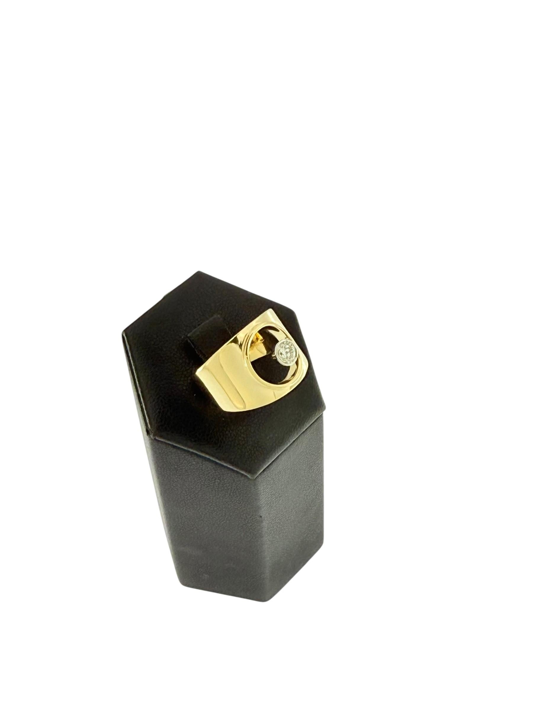 This beautifully crafted italian yellow gold band ring is a fine example of contemporary elegance blended with timeless design. Made in Italy from rich 18 karat yellow gold, the ring features a delicate and refined open-work structure that adds an