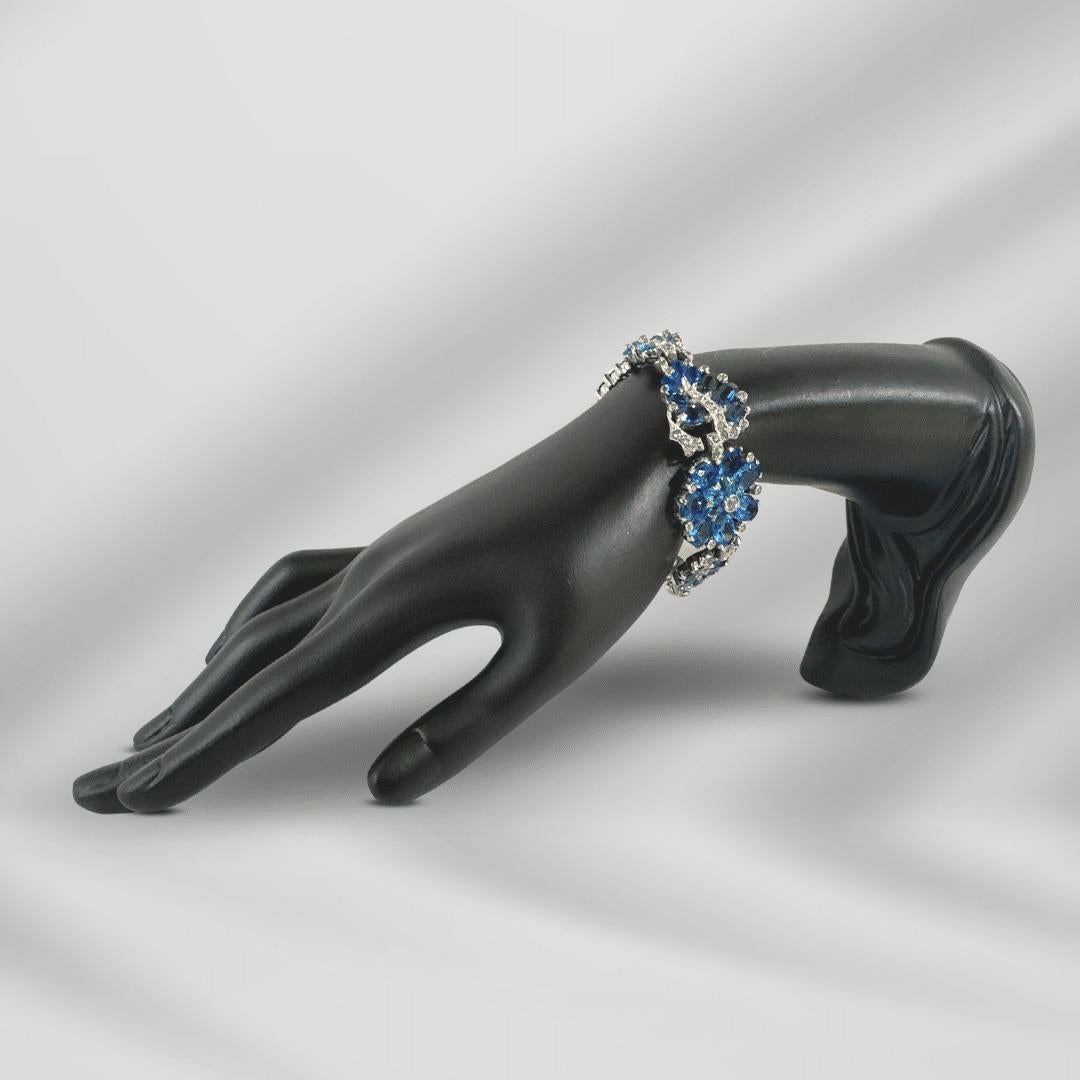 Bracelet élégant vintage en pierres précieuses bleu cobalt et diamants

Les pierres bleues multicolores confèrent à cette pièce une présence étonnante, qu'elle soit portée ou exposée. La combinaison de pierres précieuses bleu cobalt et de diamants
