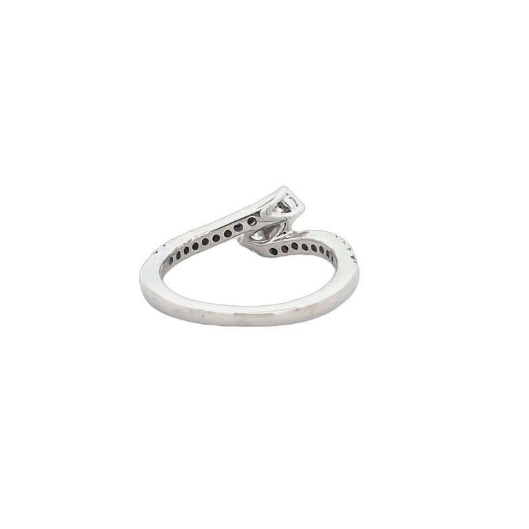 Taglio brillante Anello moda 0.55CT in oro bianco 14K in vendita