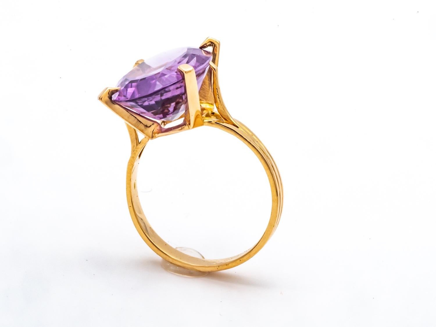 Entdecken Sie diesen herrlichen Ring aus 18 Karat Gelbgold, der mit einem prächtigen violetten Amethysten verziert ist. Dieses außergewöhnliche Stück ist die perfekte Ergänzung zu Ihrem Outfit für jeden Anlass.

Der ovale Amethyst verleiht diesem