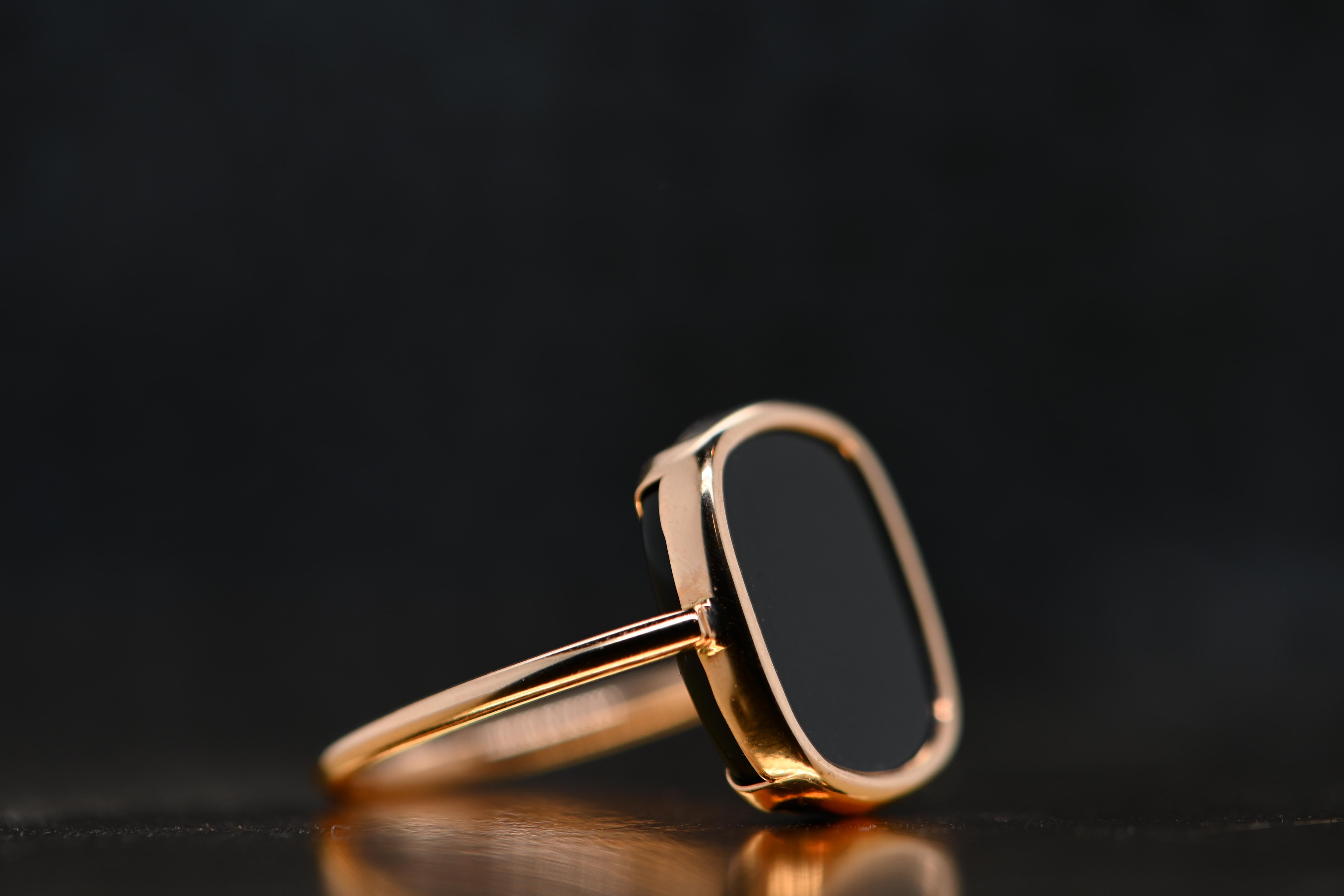 This pink gold ring embodies the perfect marriage between the nobility of the precious metal and the bewitching beauty of black onyx. The delicate setting, meticulously crafted by our expert craftsmen, highlights the splendor of the central stone,