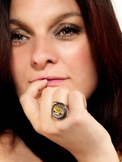 Fashion Ring 2.02 Carat Fancy Vivid Yellow Diamond VS2 GIA Certificated