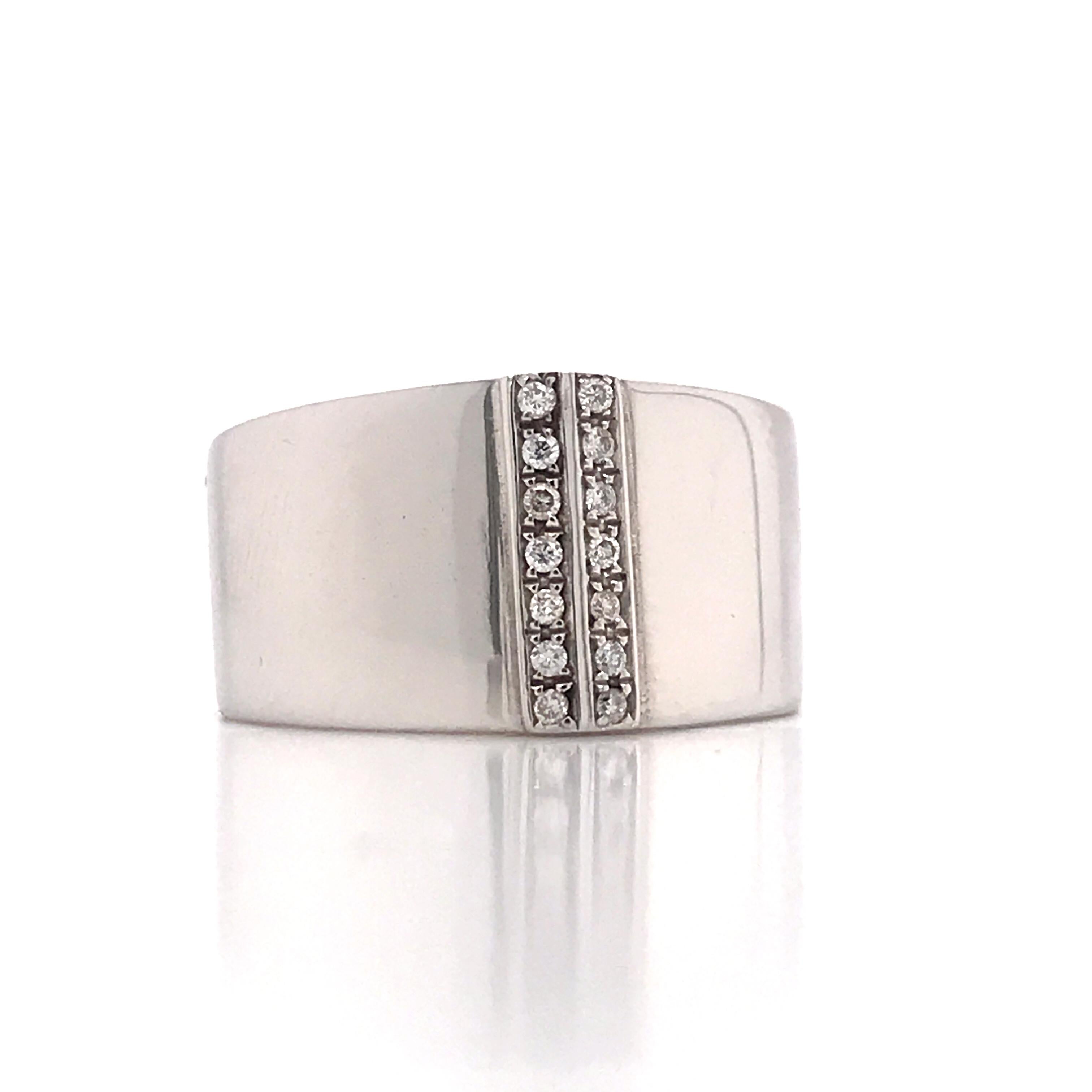 Sublimate your style with this 18-carat white gold and diamond band ring, an exceptional piece that combines the timeless elegance of white gold with the sparkling brilliance of diamonds. This ring embodies the perfect union of sophistication and