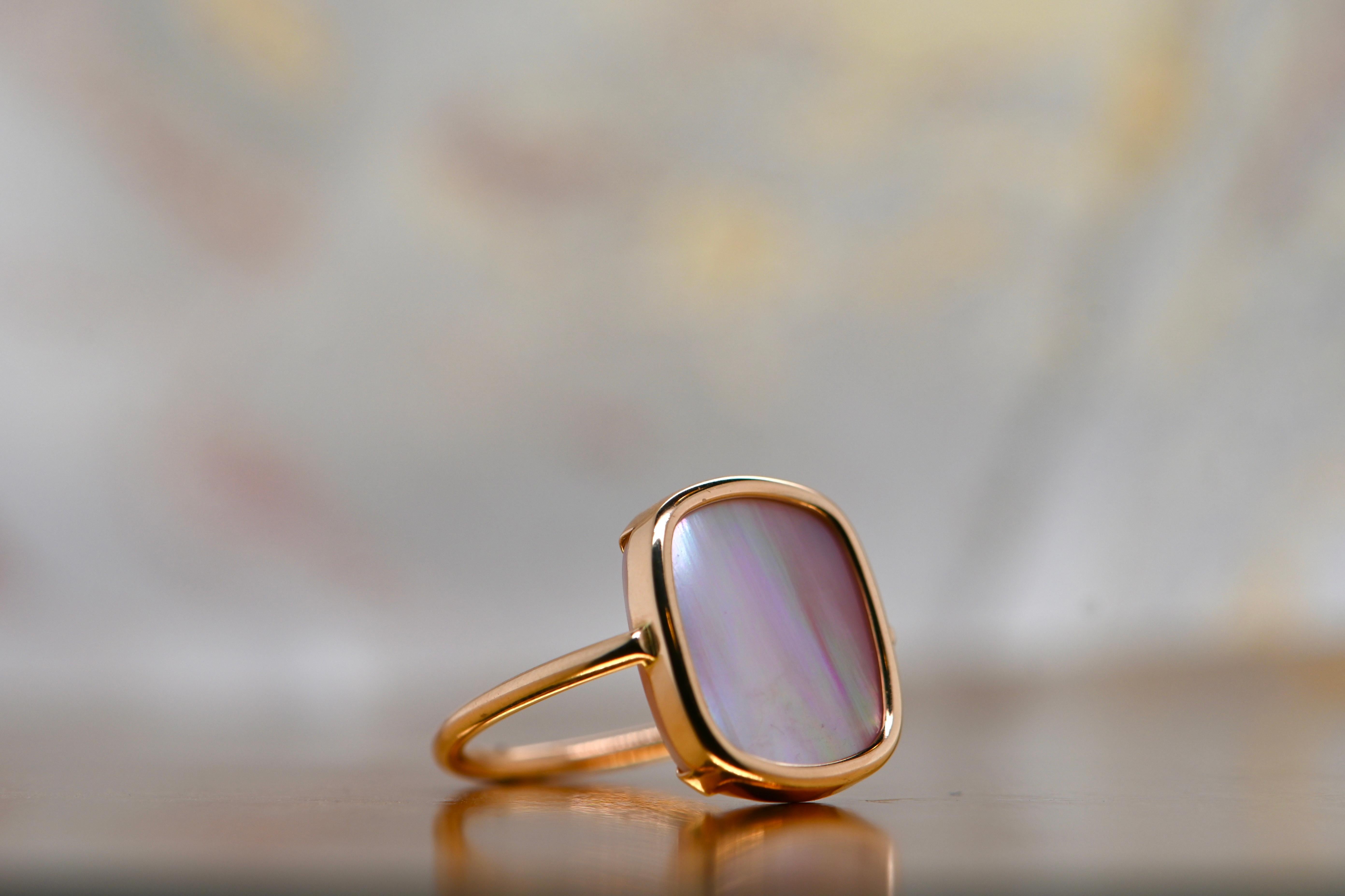 Entdecken Sie die exquisite Schönheit eines wahren Kunstwerks an Ihrem Finger mit diesem prächtigen Ring aus 18 Karat Roségold. Seine zarte und raffinierte Ausstrahlung wird durch eine Fassung mit zarten rosafarbenen Perlmuttsteinen noch verstärkt