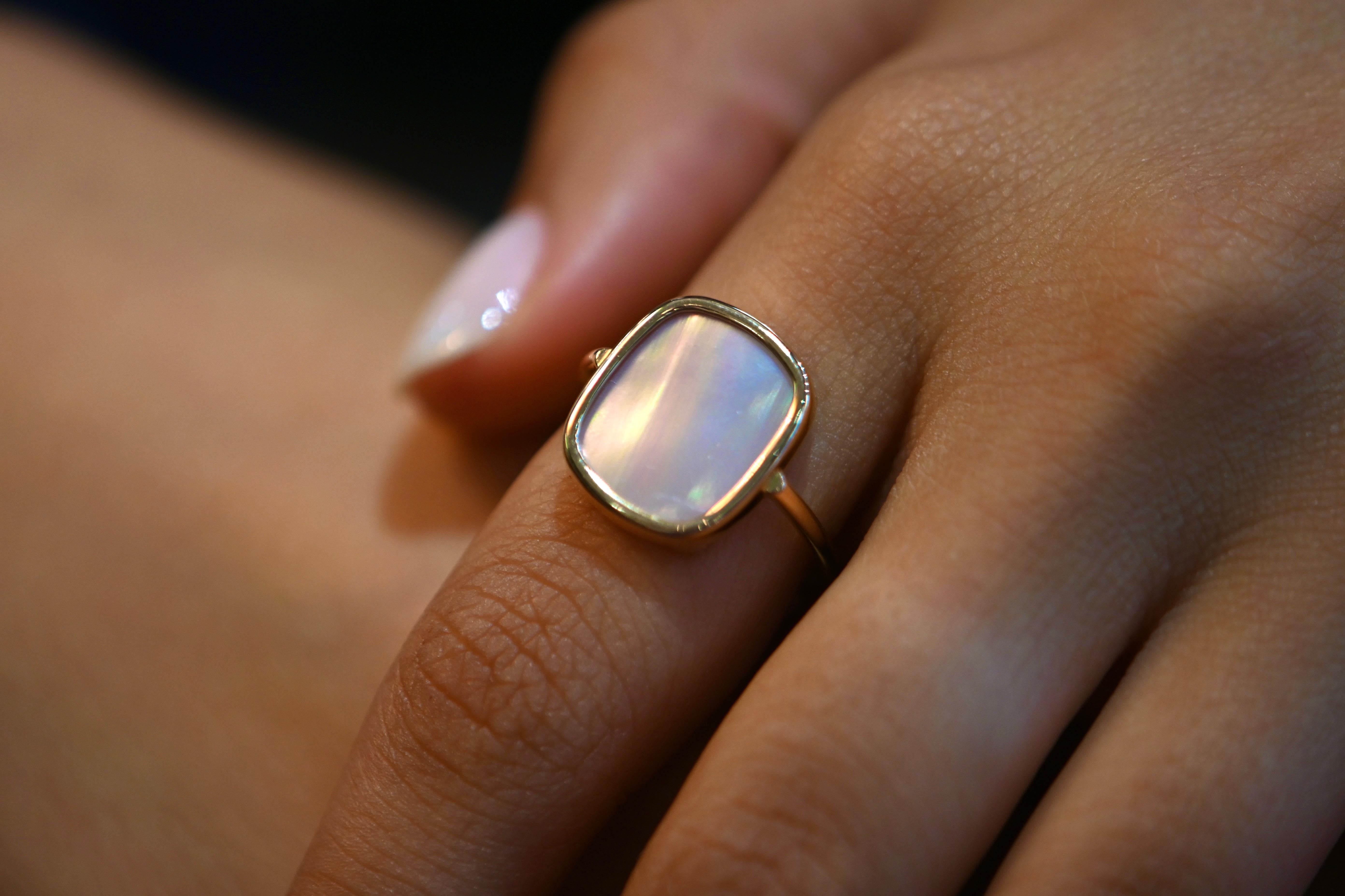 Contemporary Fashion Ring Pink Mother-Of-Pearl Rose Gold 18 Karat For Sale