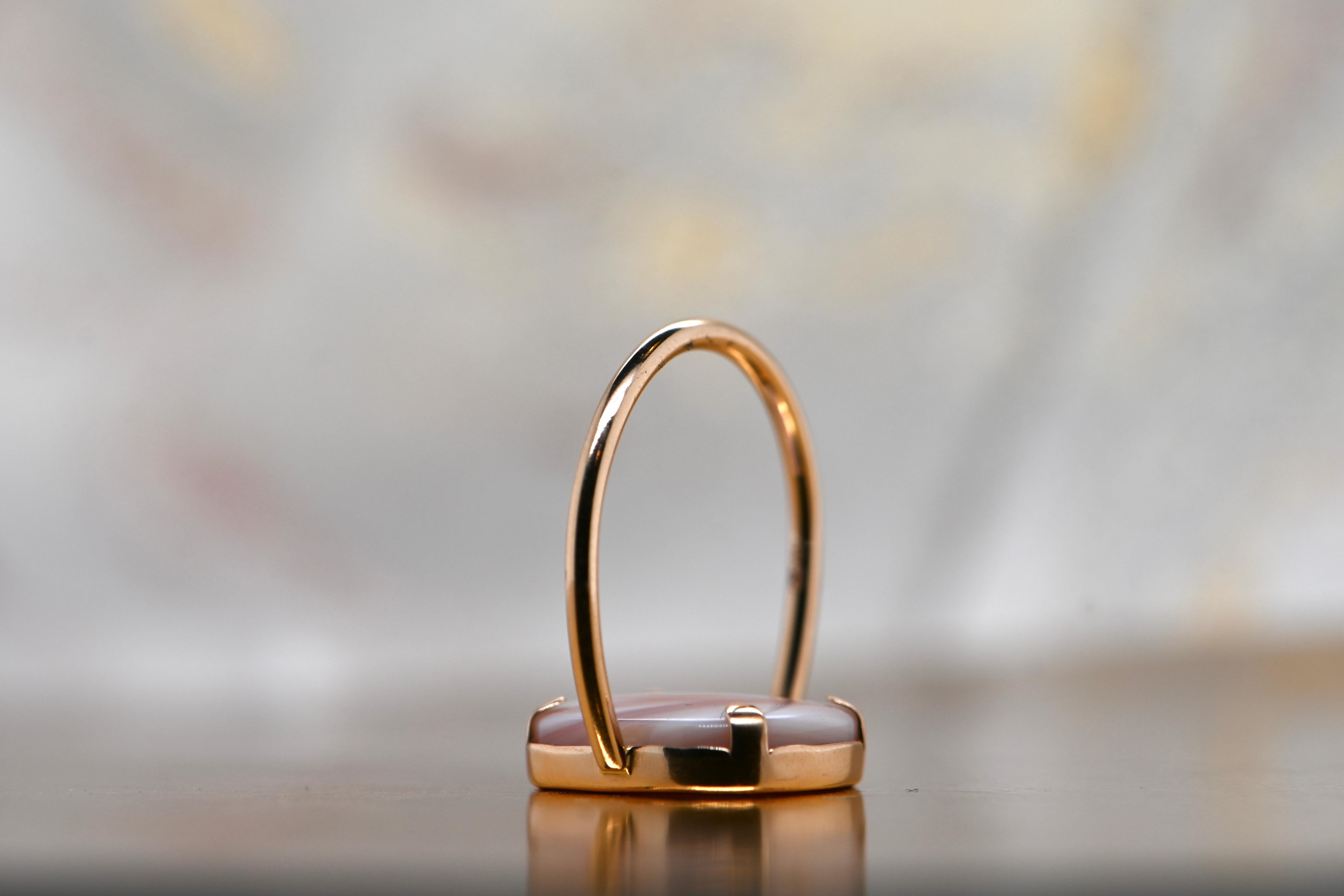 Mode-Ring aus 18 Karat Roségold mit rosa Perlmutt (Rosenschliff) im Angebot