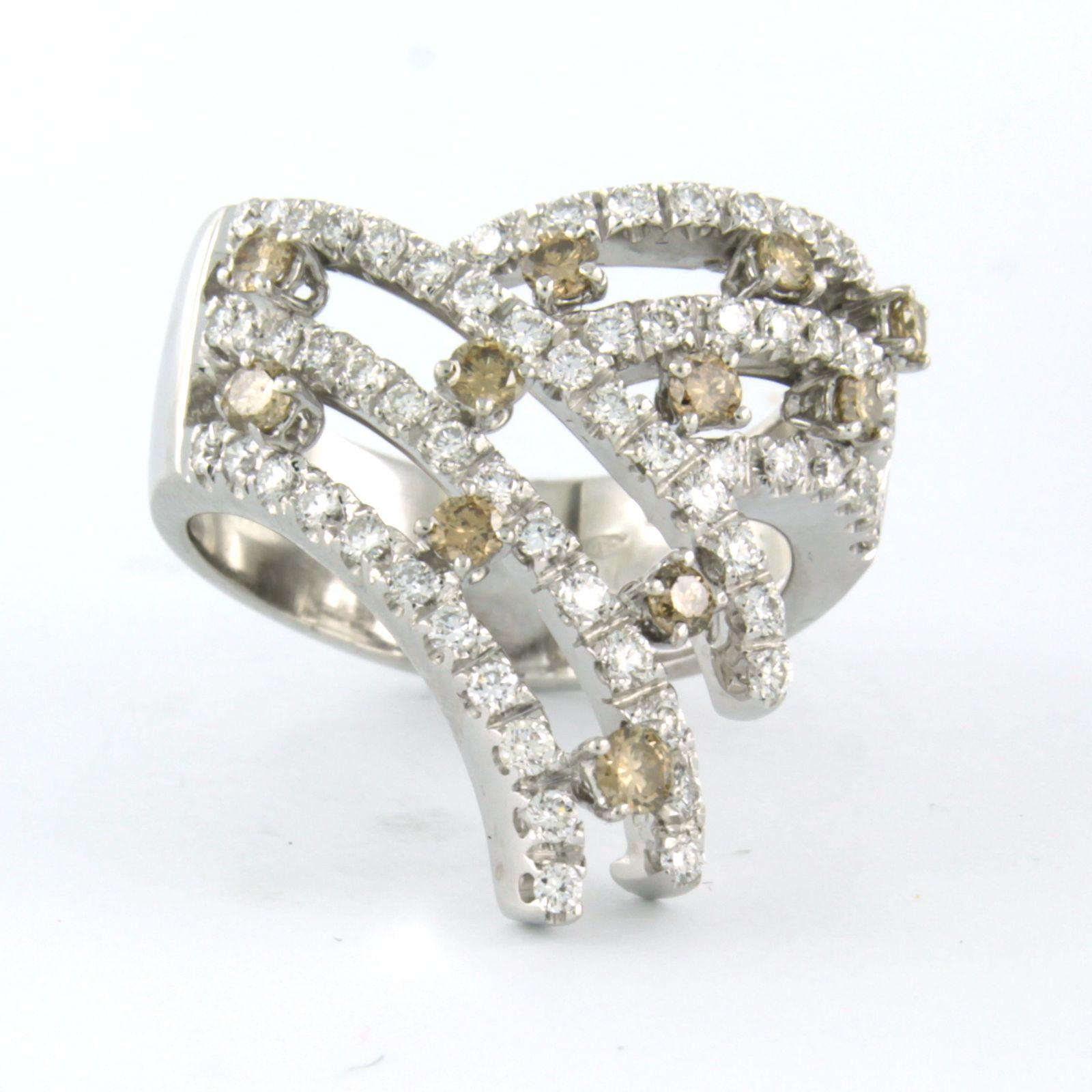 Ring aus 18 Karat Weißgold, besetzt mit braunen Diamanten im Brillantschliff, insgesamt ca. 0,46ct K/L - VS/SI und weißen Diamanten im Brillantschliff, insgesamt ca. 1,24ct - F/G - VS/SI - Ringgröße U.S. 9,5 - EU. 19.5 (61)

ausführliche