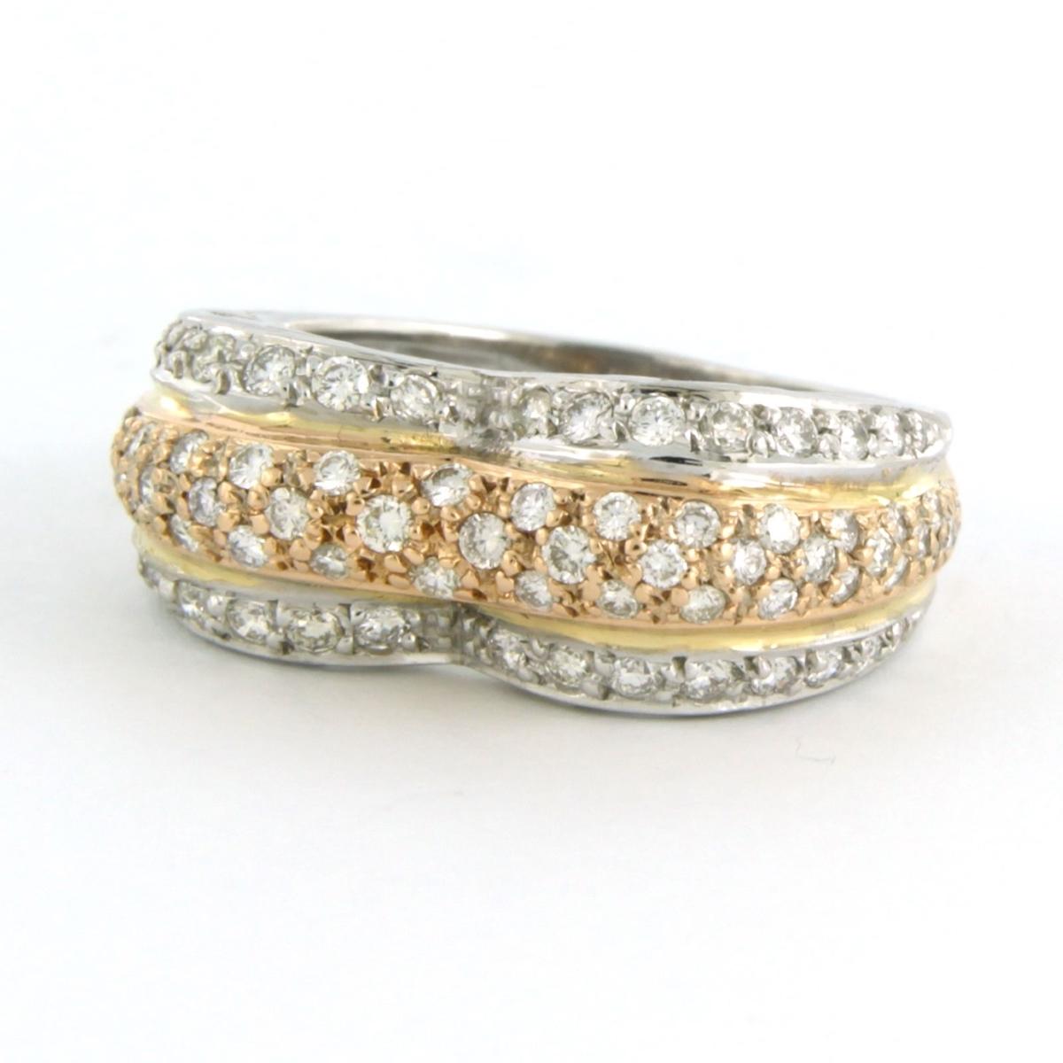 Zweifarbiger Goldring (18 Karat), besetzt mit Diamanten im Brillantschliff bis zu . 1.00ct - F/G - VS/SI - Ringgröße U.S. 5.25 - EU. 16 (50)

detaillierte Beschreibung:

die Oberseite des Rings ist 8.8 mm breit

Ringgröße US 5.25 - EU. 16 (50), der