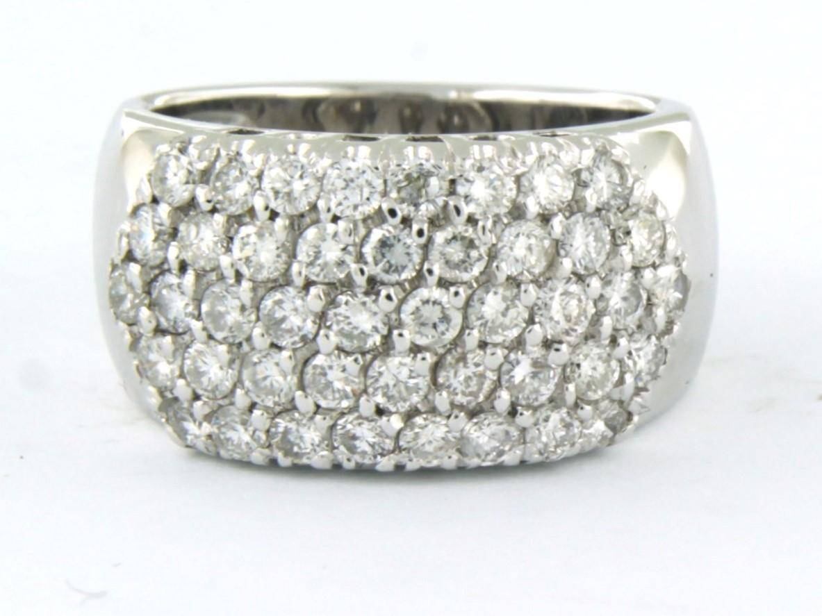 Bague en or blanc 18k sertie de diamants taille brillant jusqu'à . 1.20ct - F/G - VS/SI - taille de bague U.S. 5.25 - EU. 16(50)

description détaillée :

le haut de l'anneau a une largeur de 1.1 cm

poids 9,1 grammes

Taille de l'anneau : 5,25 pour