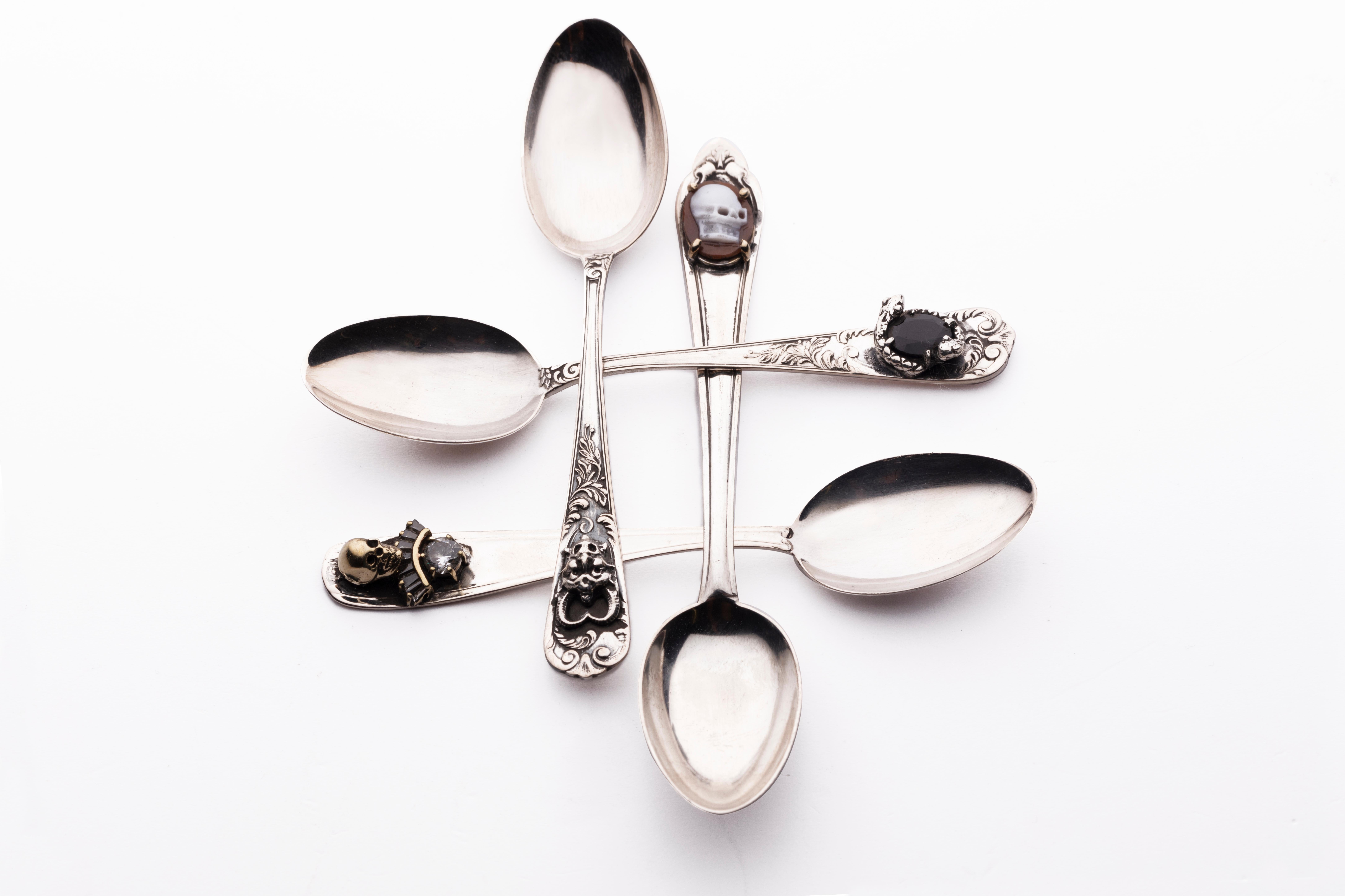 Tradition with a new attitude.
Wisely designed reinterpreting Classic lines of jewelry, the silver spoons from IOSSELLIANI give a new light to established patterns, carving passion out of our imagination.
IOSSELLIANI spoons brilliantly combine