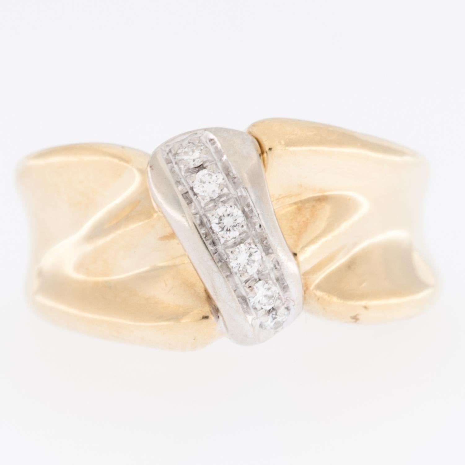 Taille brillant Bague suisse en or jaune et blanc 18 carats avec diamants en vente