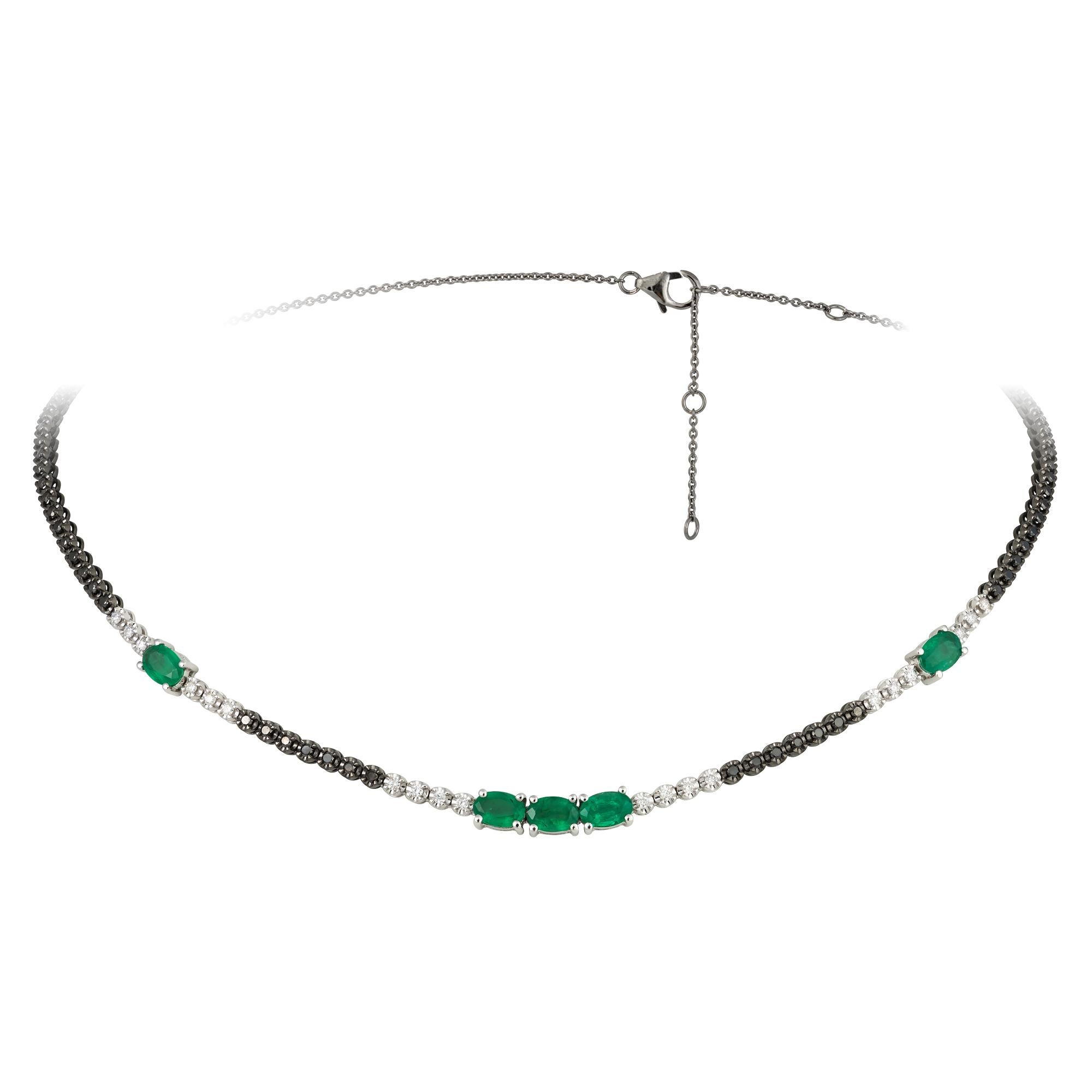 Mode-Halskette aus Weißgold mit 18 Karat Smaragd und schwarzem Diamant für sie (Moderne) im Angebot