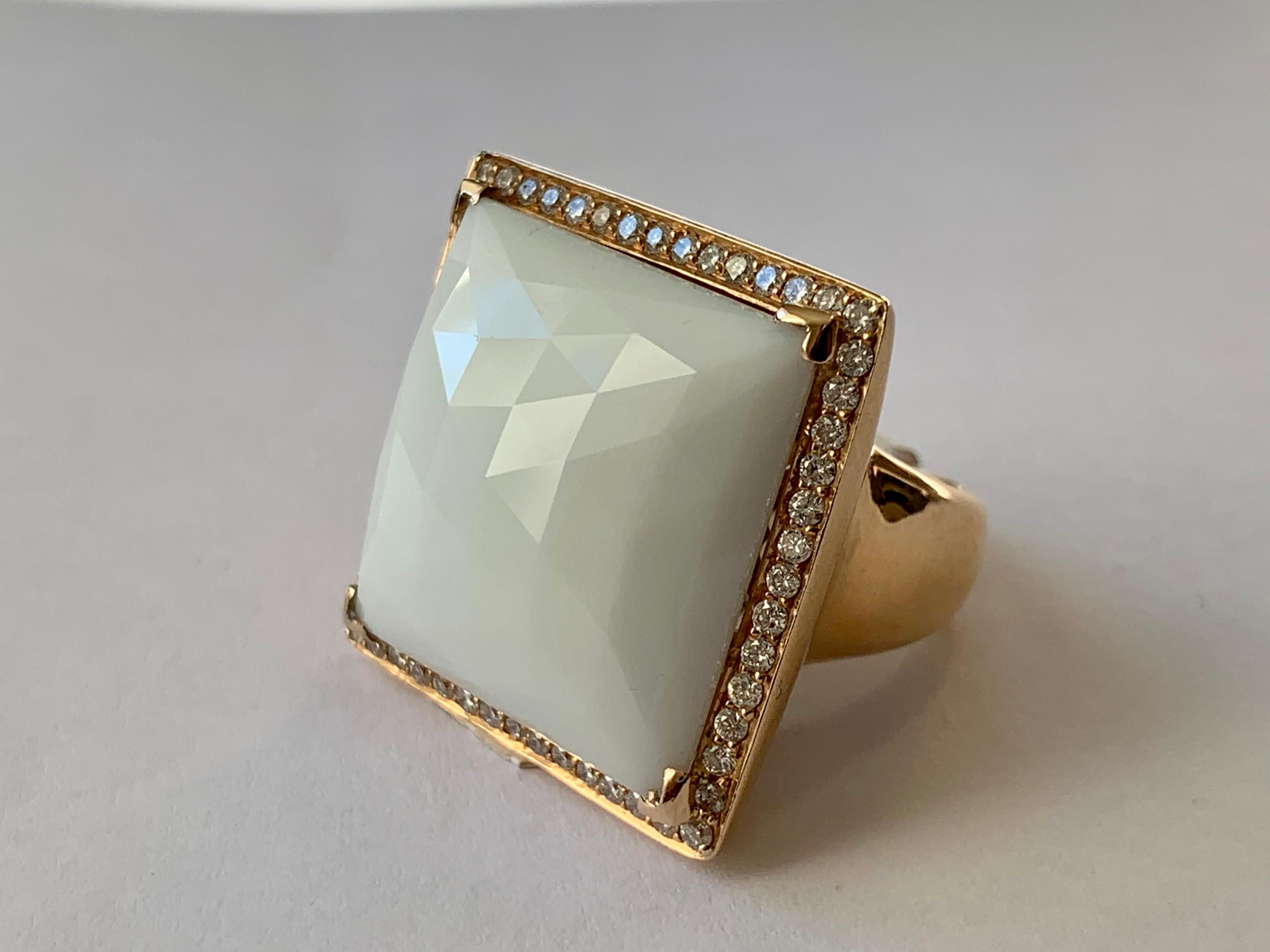 Anello elegante e senza tempo in oro rosa 18 K con un'agata bianca quadrata circondata da 56 diamanti taglio brillante del peso di circa 1,12 carati, colore H, purezza Si. 
Dimensioni dell'anello: 2,5 cm.
L'anello è attualmente di misura 51 ma può