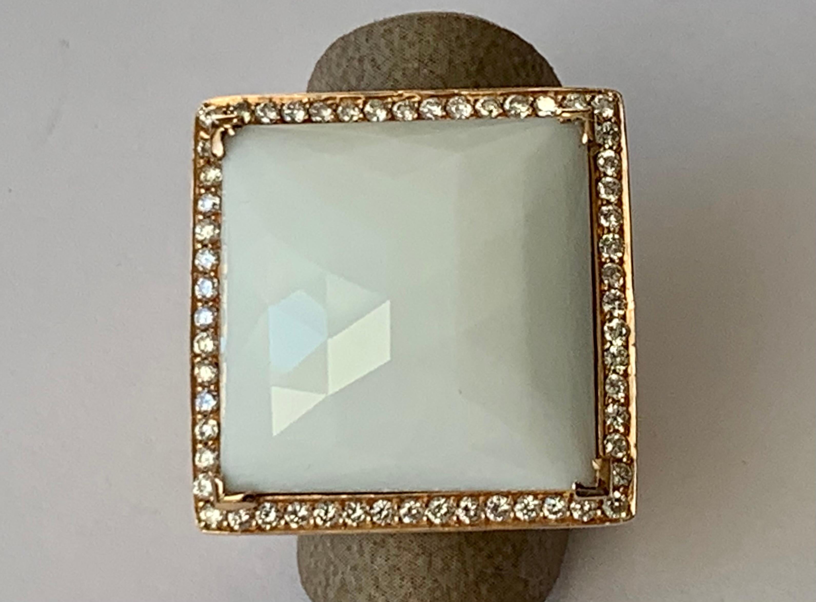 Taglio rotondo Anello statement alla moda in oro rosa 18 carati con agata bianca e diamanti in vendita