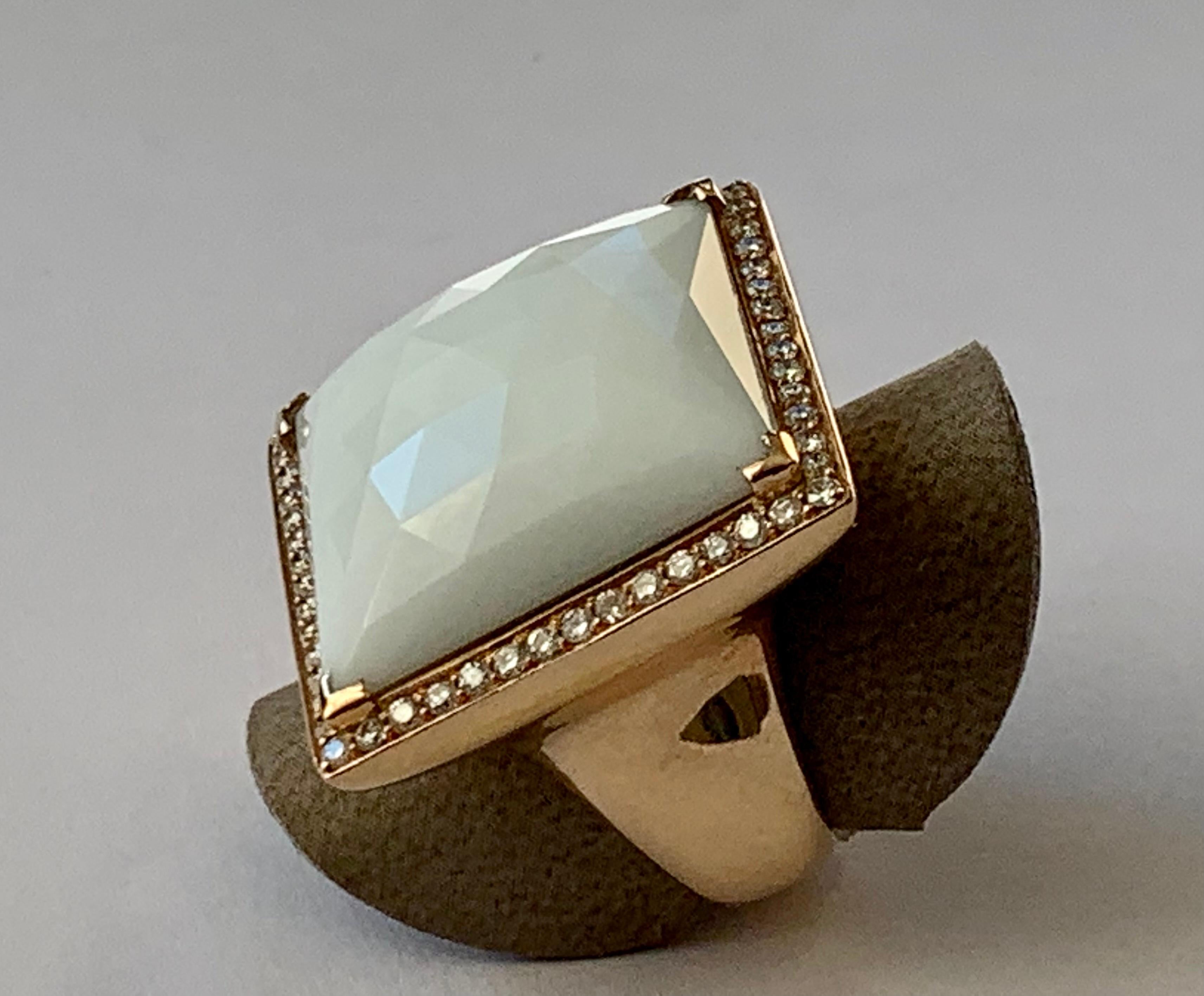 Anello statement alla moda in oro rosa 18 carati con agata bianca e diamanti In condizioni ottime in vendita a Zurich, Zollstrasse