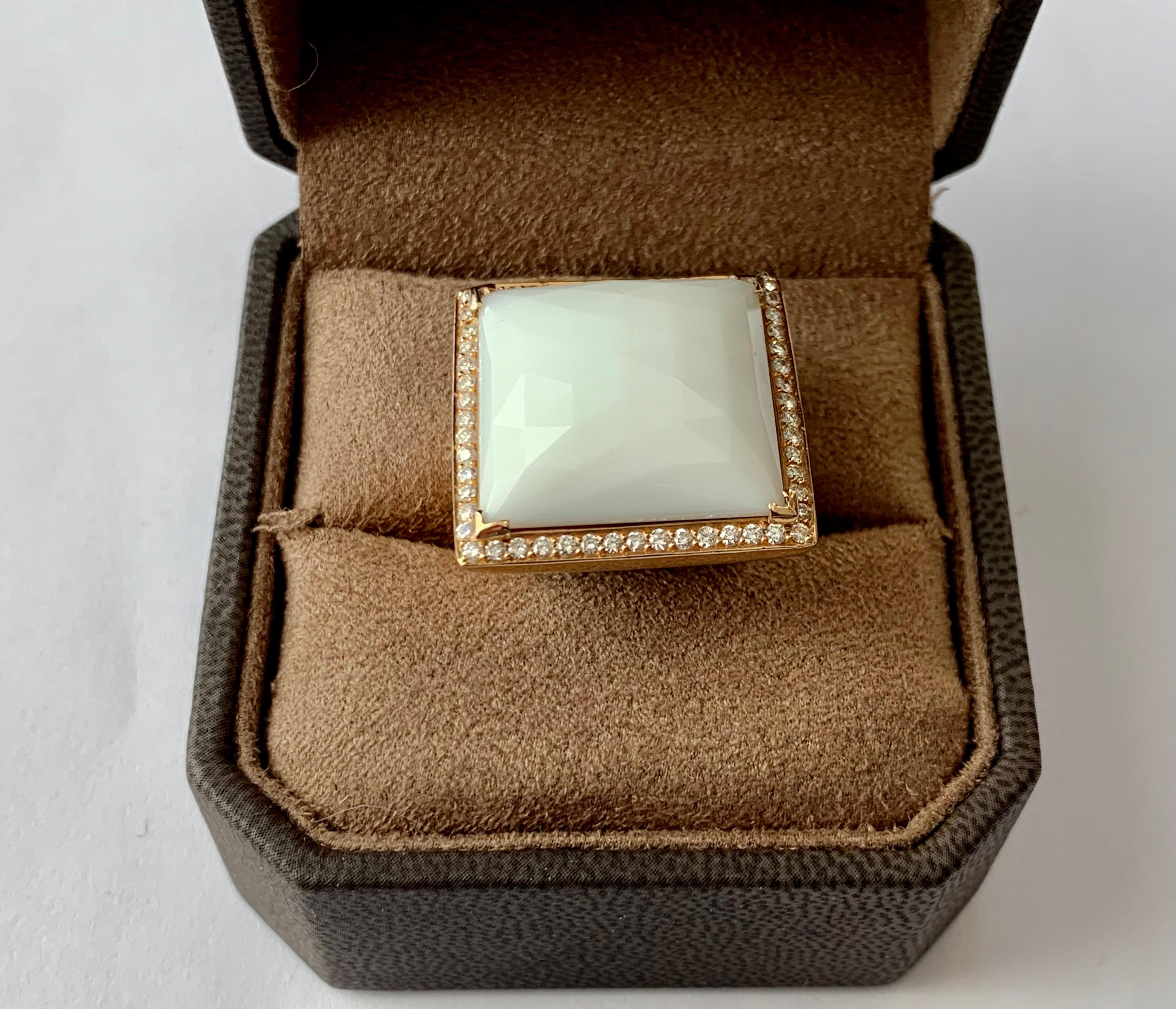 Anello statement alla moda in oro rosa 18 carati con agata bianca e diamanti in vendita 2