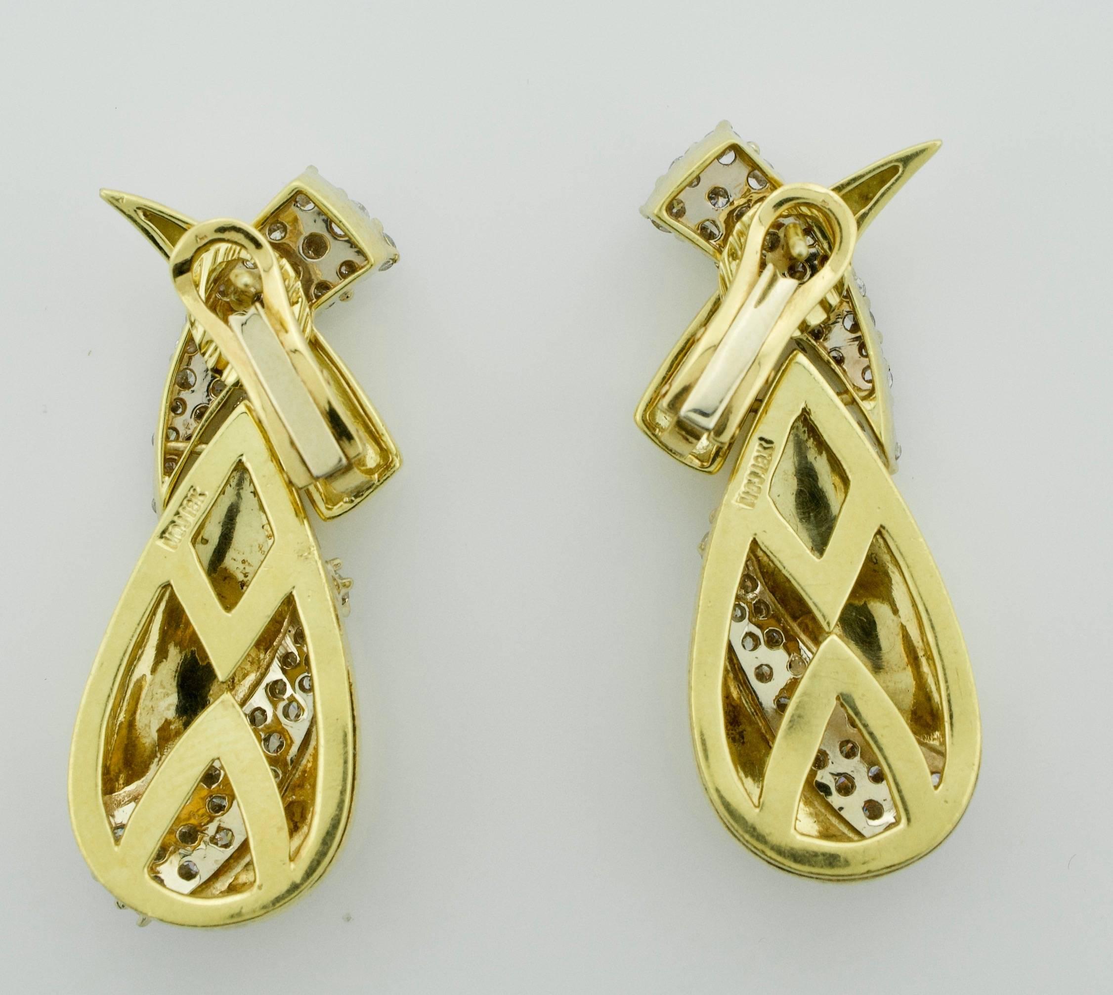Round Cut Fashionable 18 Karat Yellow Gold Diamond Dangling Earrings 3.06 Carat For Sale