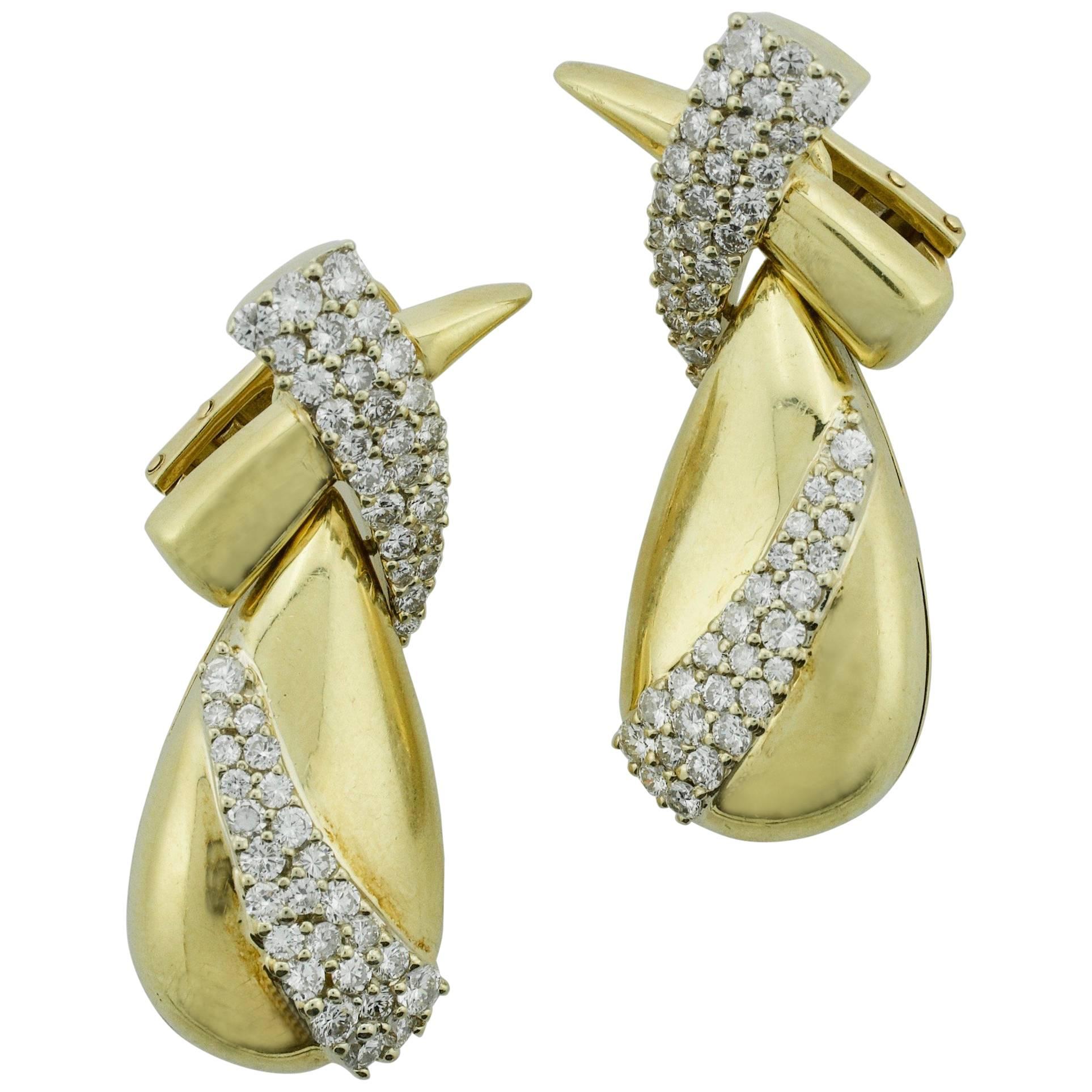 Fashionable 18 Karat Yellow Gold Diamond Dangling Earrings 3.06 Carat For Sale