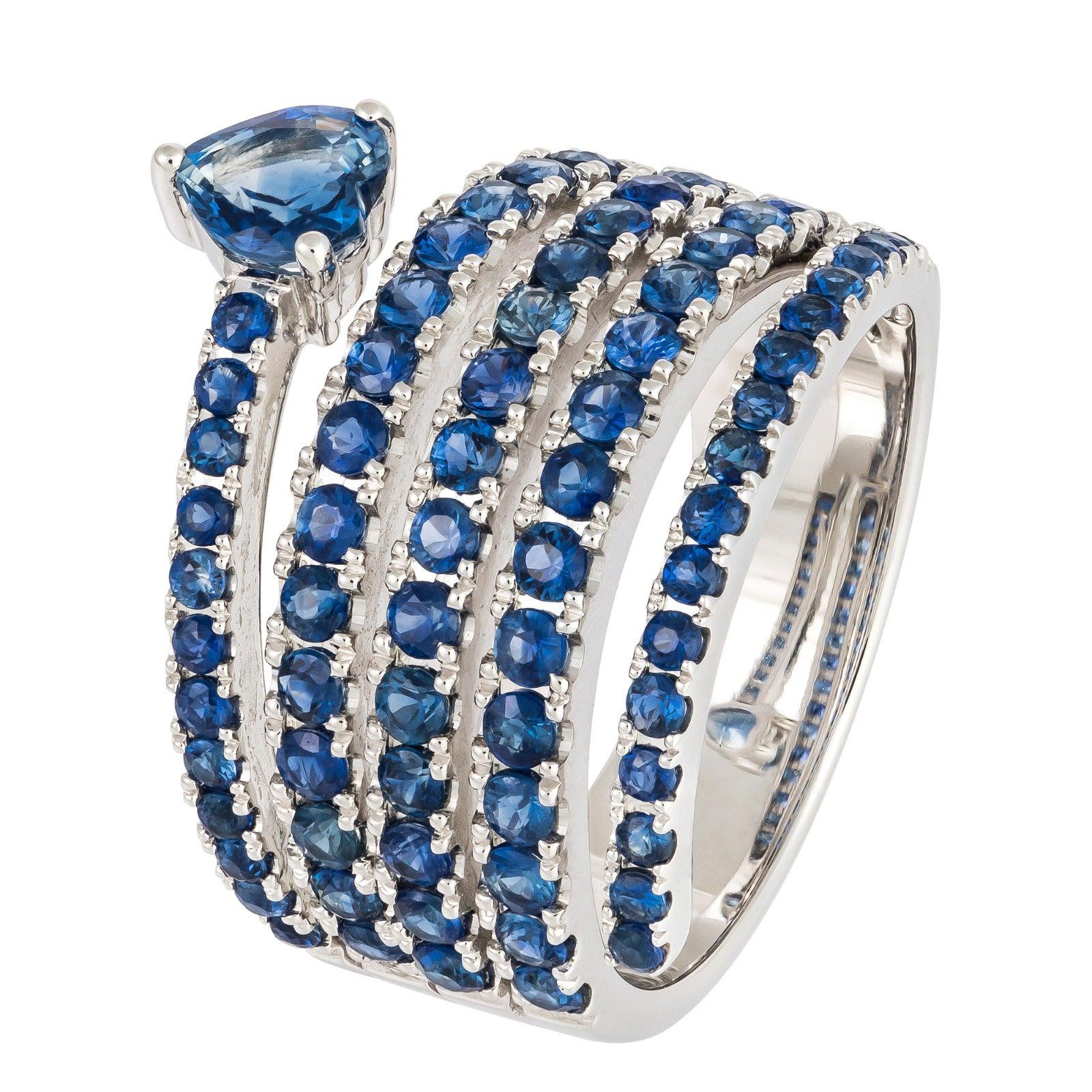 Für sie ein modischer und stilvoller Statement-Ring mit blauem Saphir aus Weißgold im Angebot