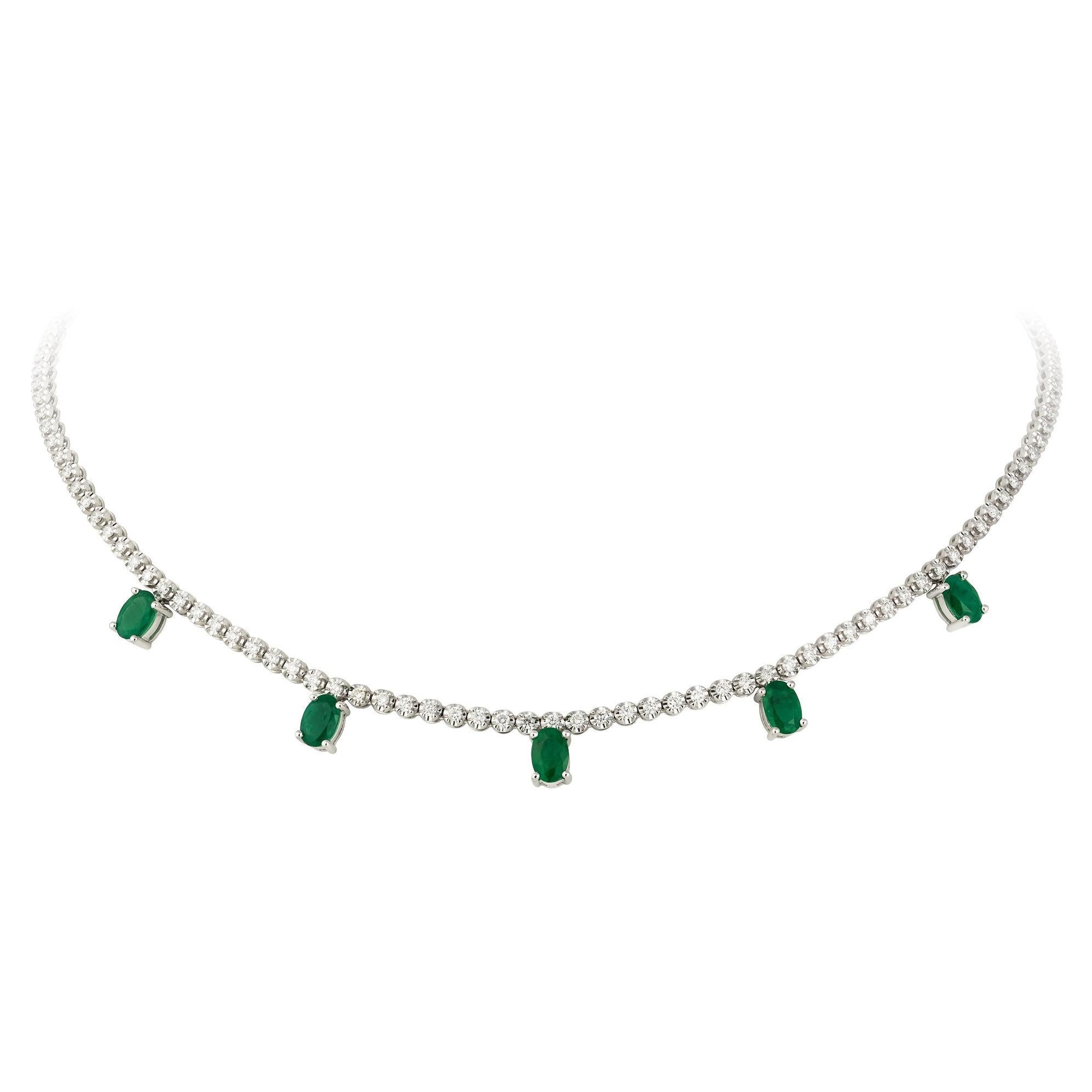 Fashionable Circle Emerald Diamond 18k White Gold Necklace Choker for Her For Sale