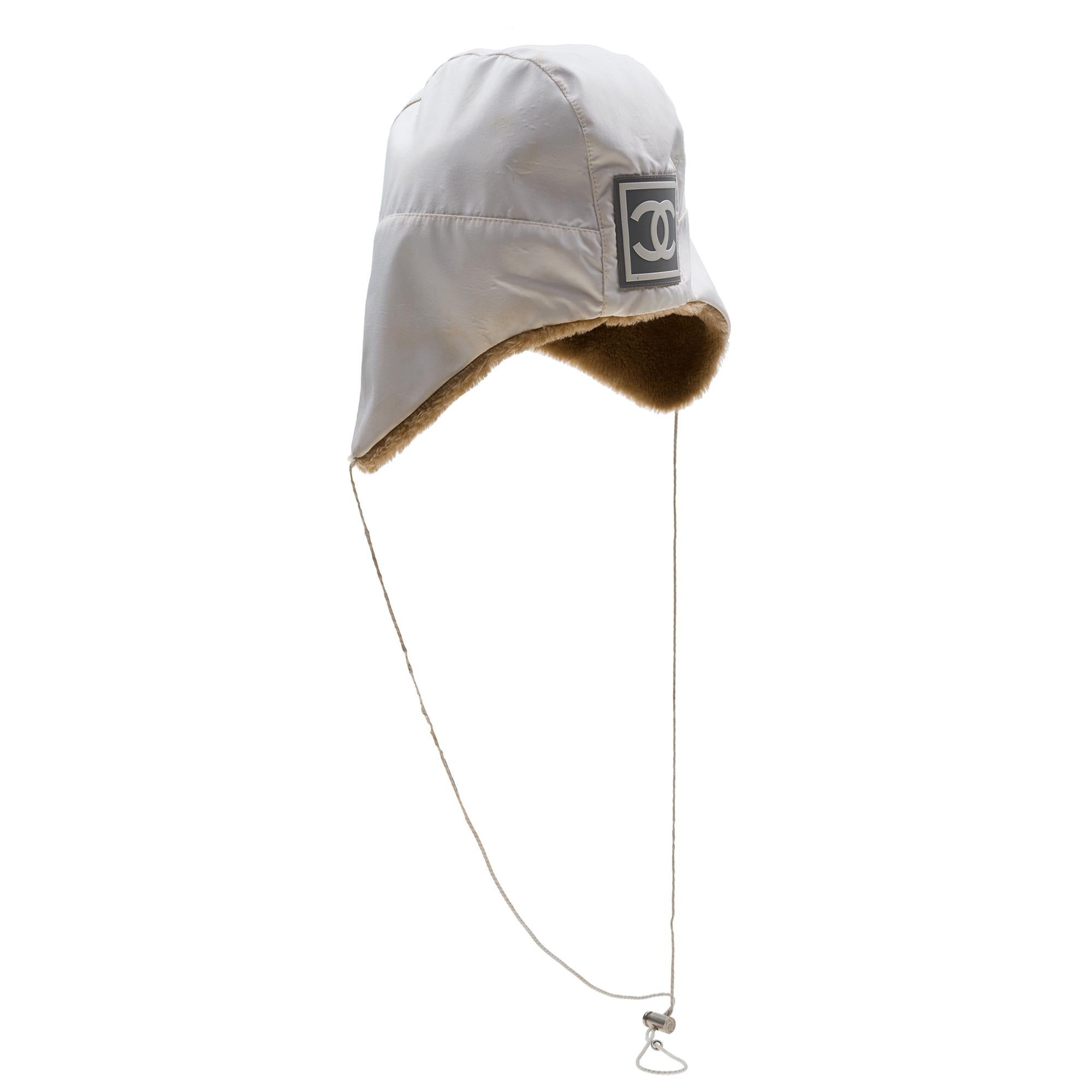 Cappello da sci Chanel bianco panna alla moda con logo Chanel sul davanti, tessuto impermeabile all'esterno e pelliccia ecologica all'interno

Firma: Made in Italy
Taglia: taglia unica

Riferimento: 102236

Condizioni generali: 6/10
Buone condizioni