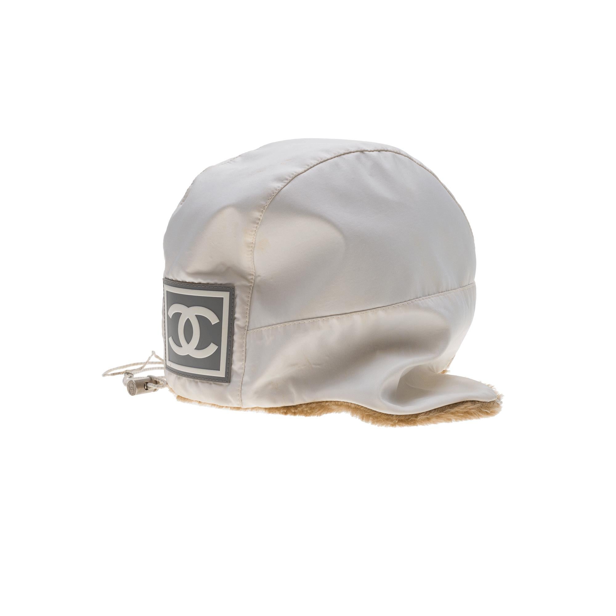 Cappello da sci Chanel bianco crema da collezione alla moda In condizioni buone in vendita a Paris, IDF