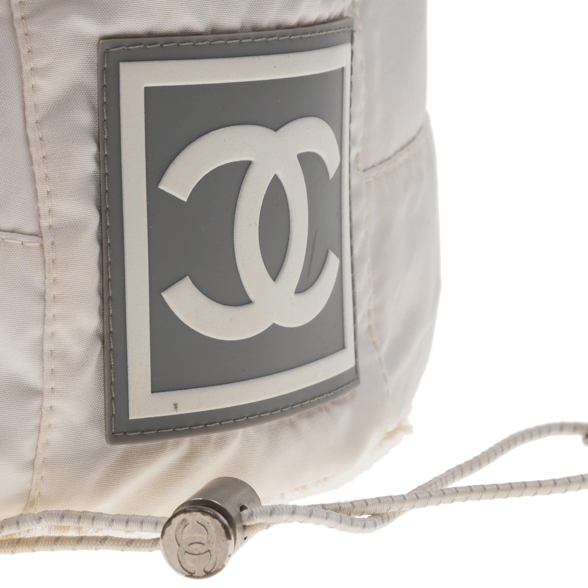 Cappello da sci Chanel bianco crema da collezione alla moda in vendita 4