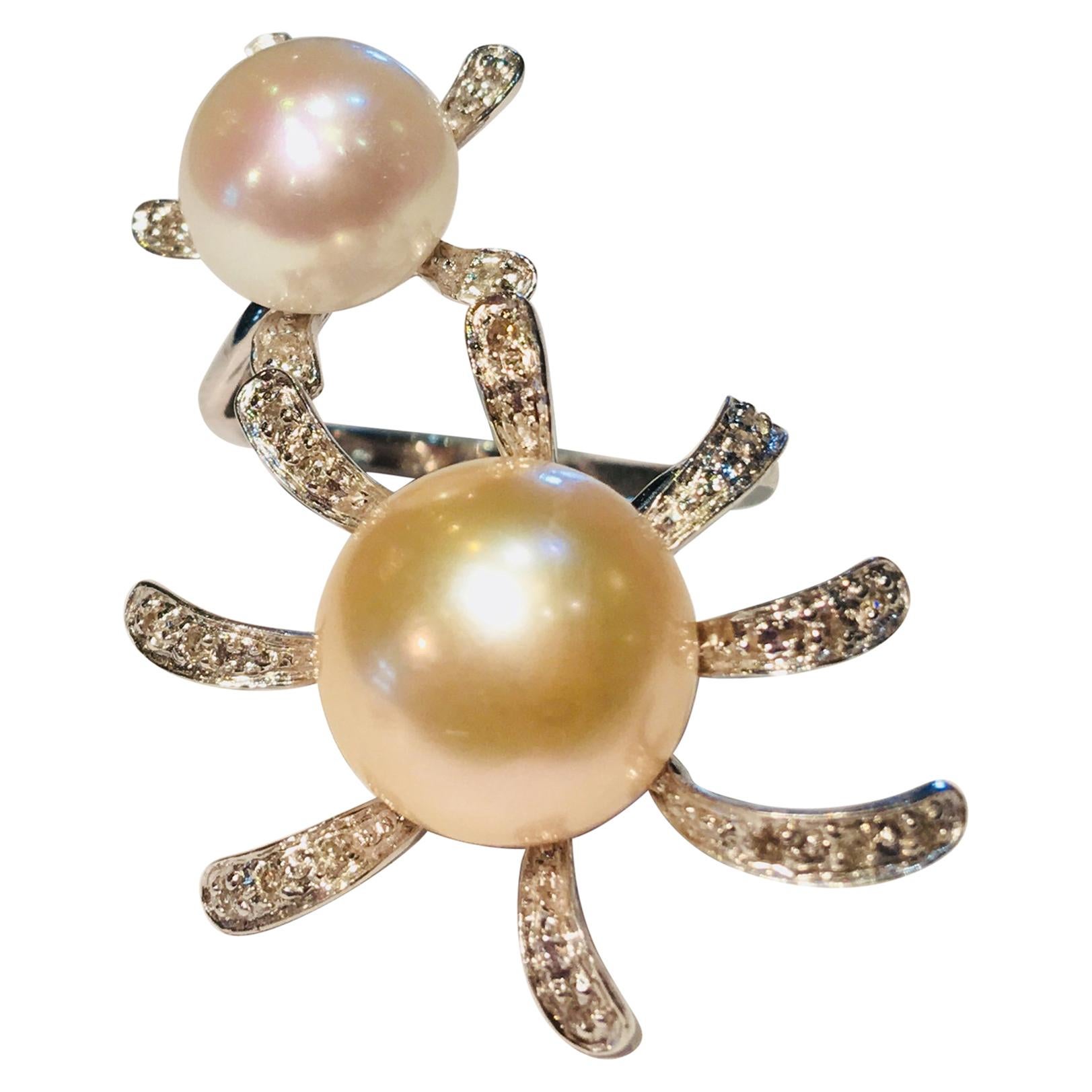 Ring aus Weißgold mit umlaufendem Perlen- und Diamantdesign in Blütenform