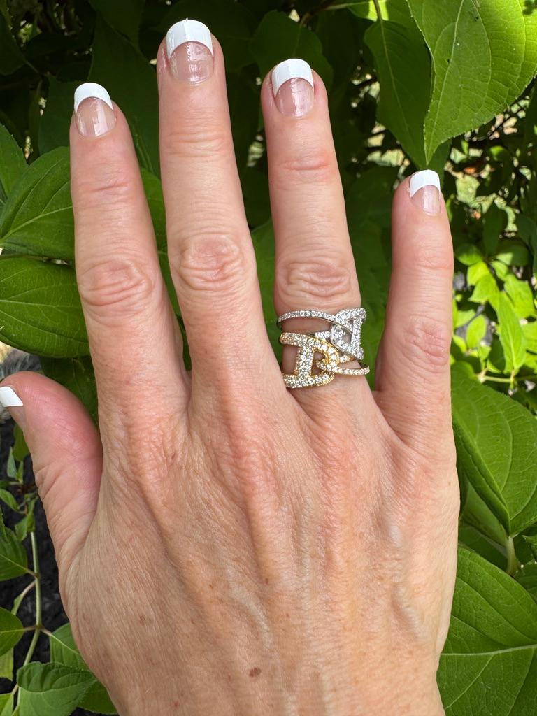 Taglio rotondo Anello Fashionista con diamante e oro giallo e bianco 18 carati in vendita