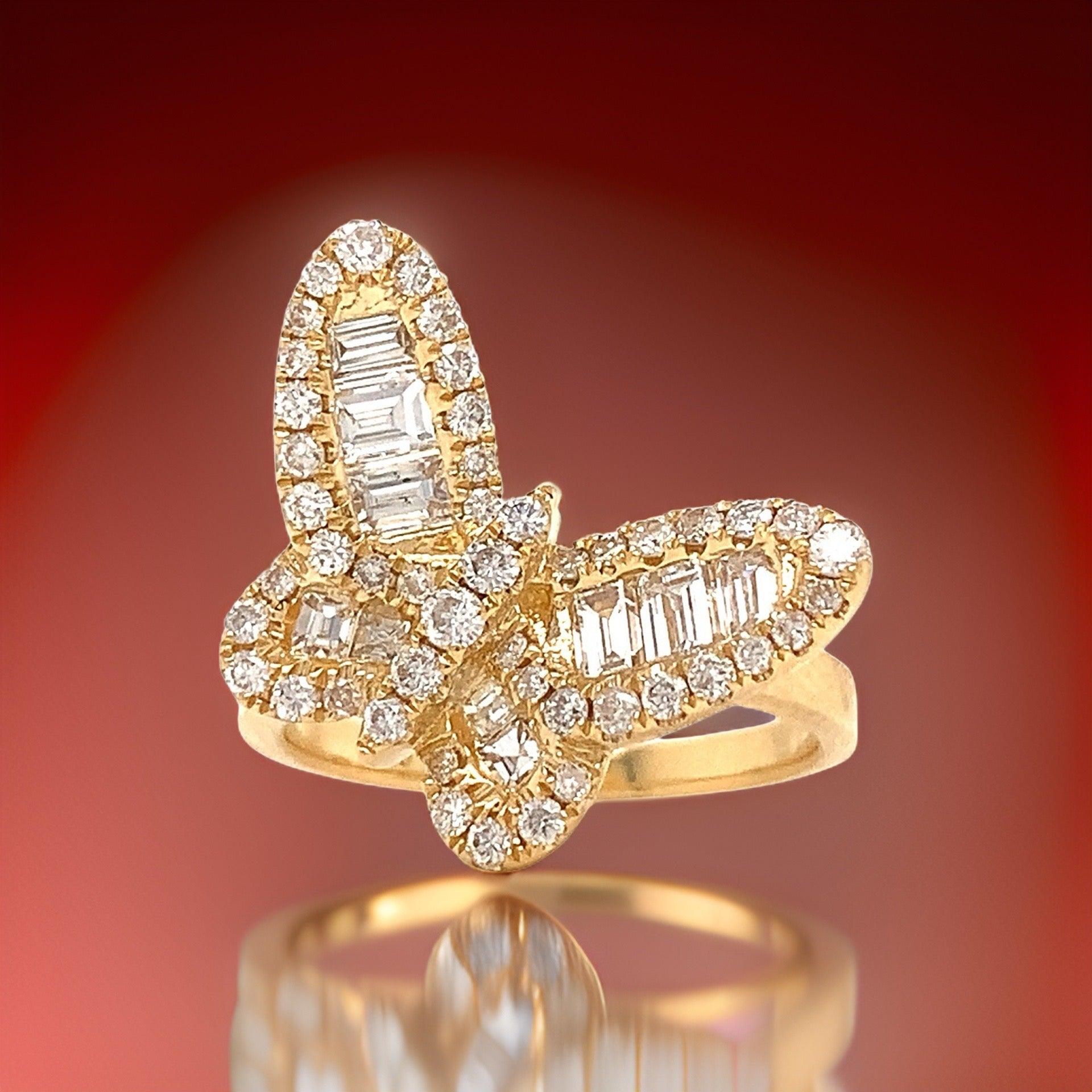 Taglio misto Anello Fashionista con diamante e farfalla in oro giallo 18 carati in vendita