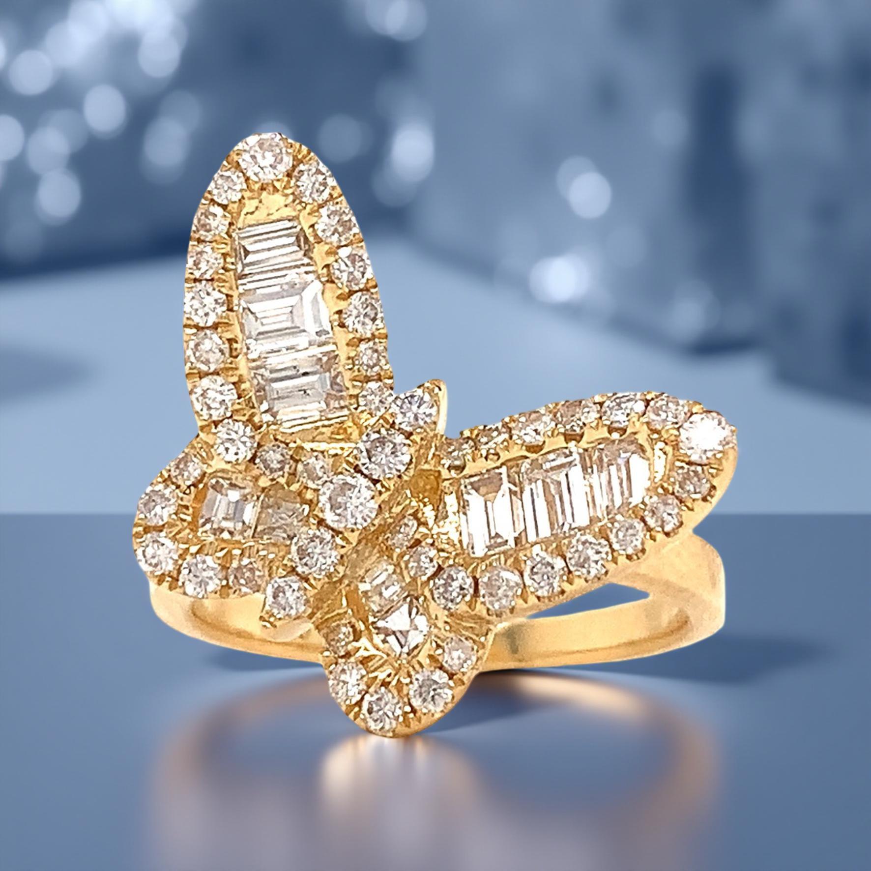 Anello Fashionista con diamante e farfalla in oro giallo 18 carati In condizioni Nuovo in vendita a Derby, NY
