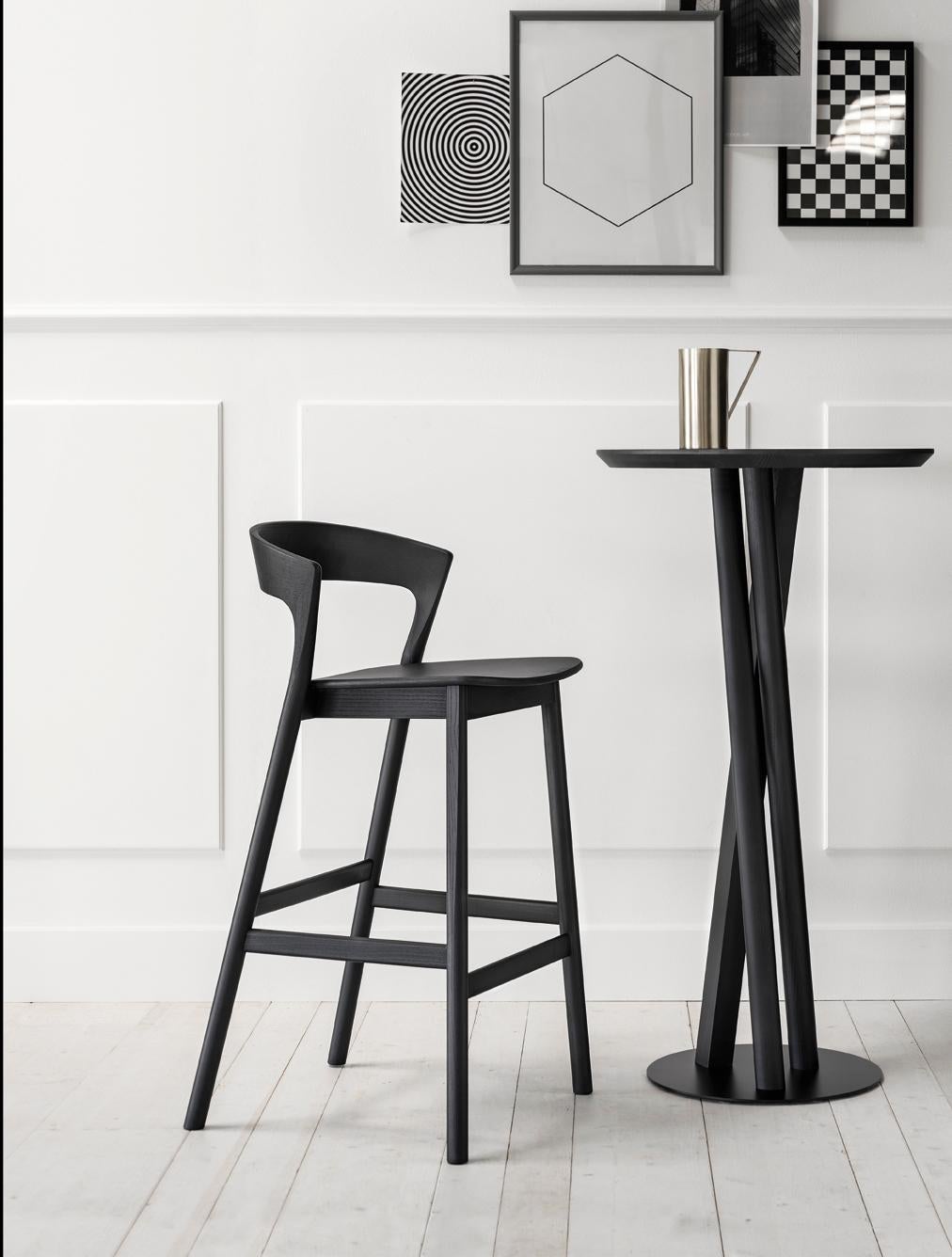 The multifaceted architect and designer, Massimo Broglio, with his cross-cutting style, innovation and pragmatism, has designed the Edith project, which has evolved from a simple chair to an entire collection, encompassing a small table, a coat rack