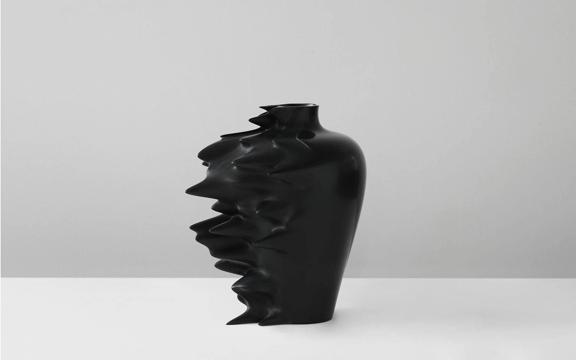 L'archétype d'un vase Ming figé dans l'accélération numérique.
Ces vases sont disponibles en deux couleurs différentes de Corian : blanc 