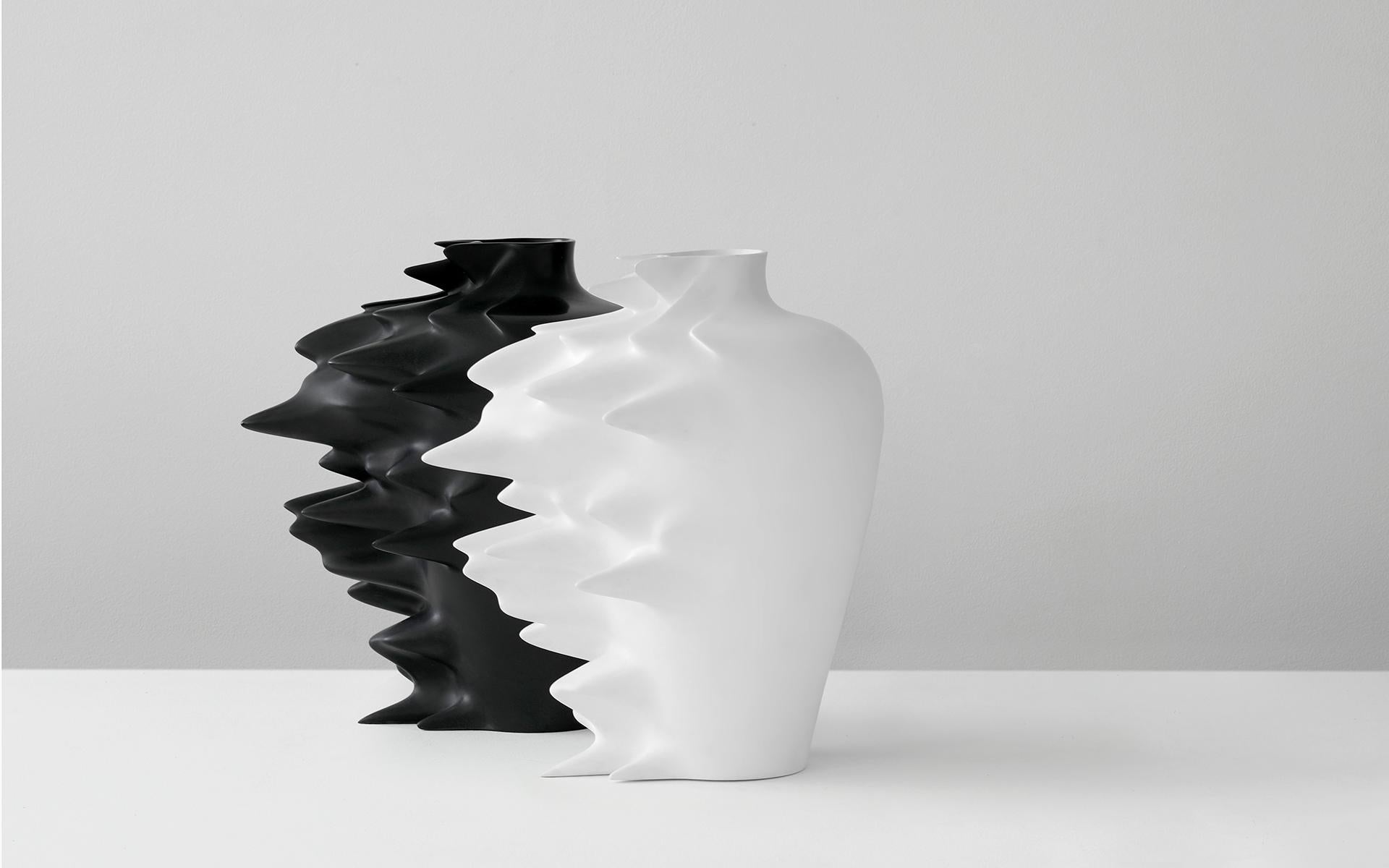 XXIe siècle et contemporain Fast, Vase en Corian, Noir ou Blanc, YMER&MALTA, France en vente