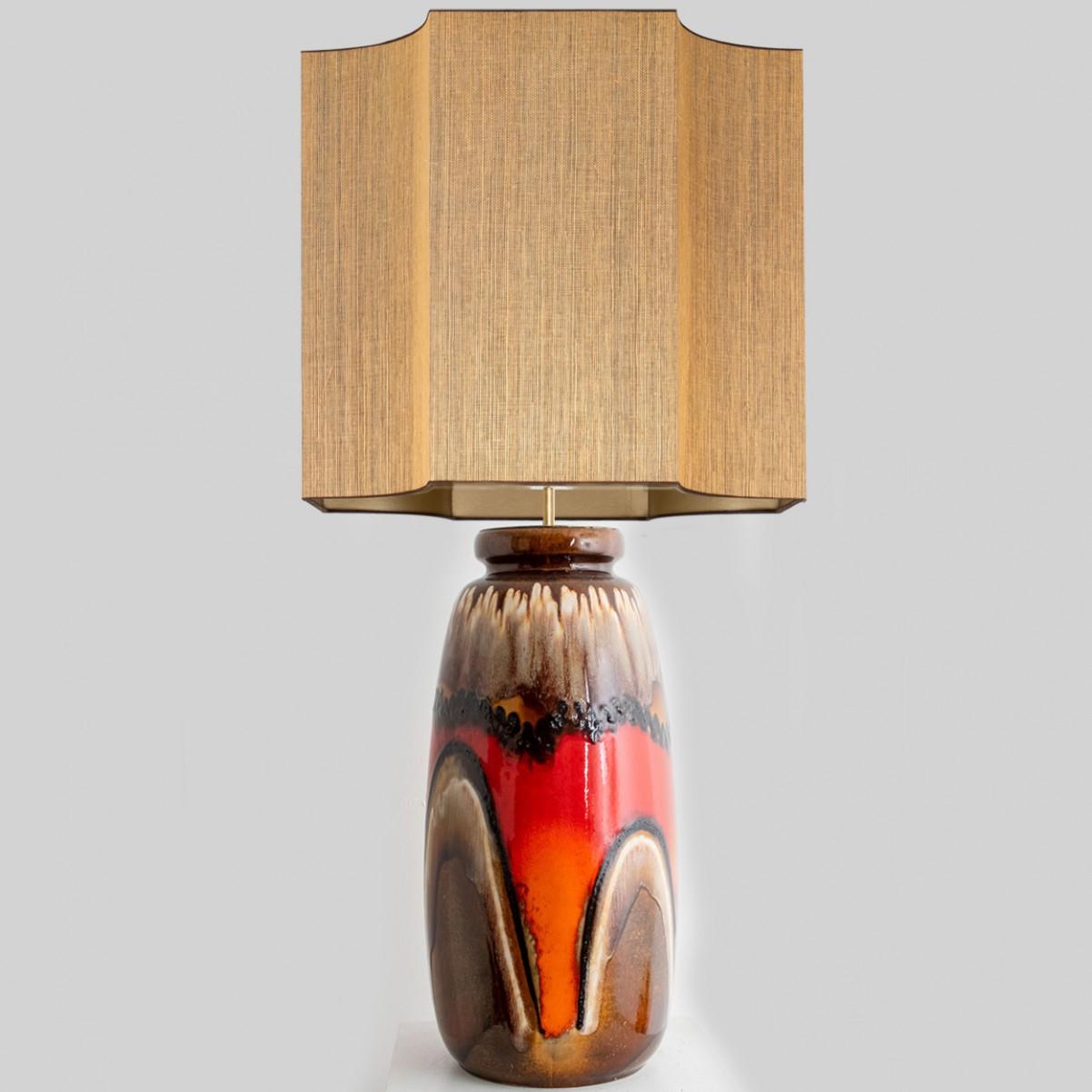 Ceramic table lamp with brown with red and orange glaze. Manufactured in West-Germany in the 1970's.
The style of the glaze is in between 'Fat Lava' and 'Drip glaze'. Which means the glaze is thick on some parts, and one glaze runs down over another