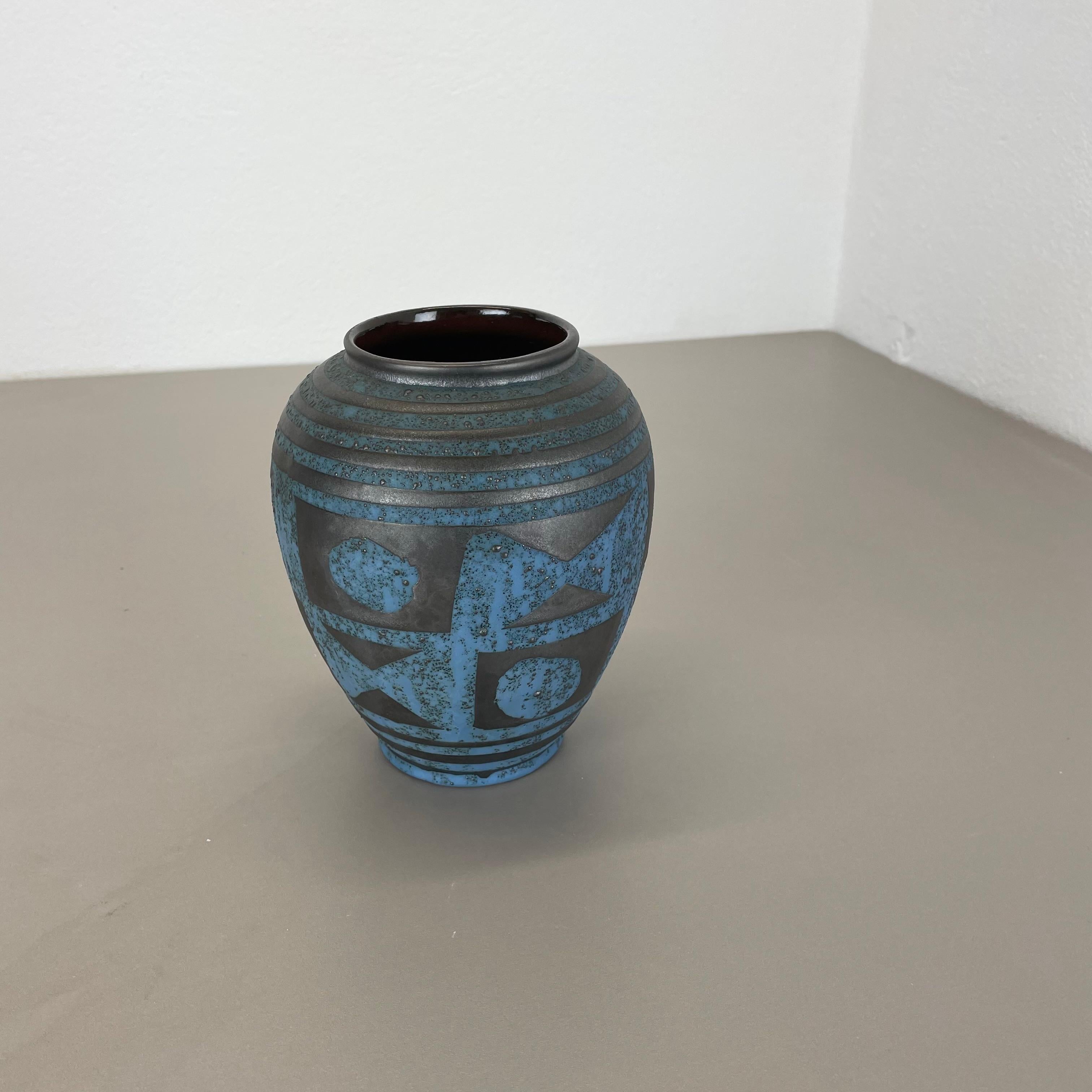 Article:

Ceramic pottery vase


Origin:

Germany


Designer:

Heinz Siery


Producer:

Carstens Tönnieshof, Germany


Decade:

1960s


This original vintage pottery object was designed by Heinz Siery and produced by Carstens Tönnieshof in the 1960s