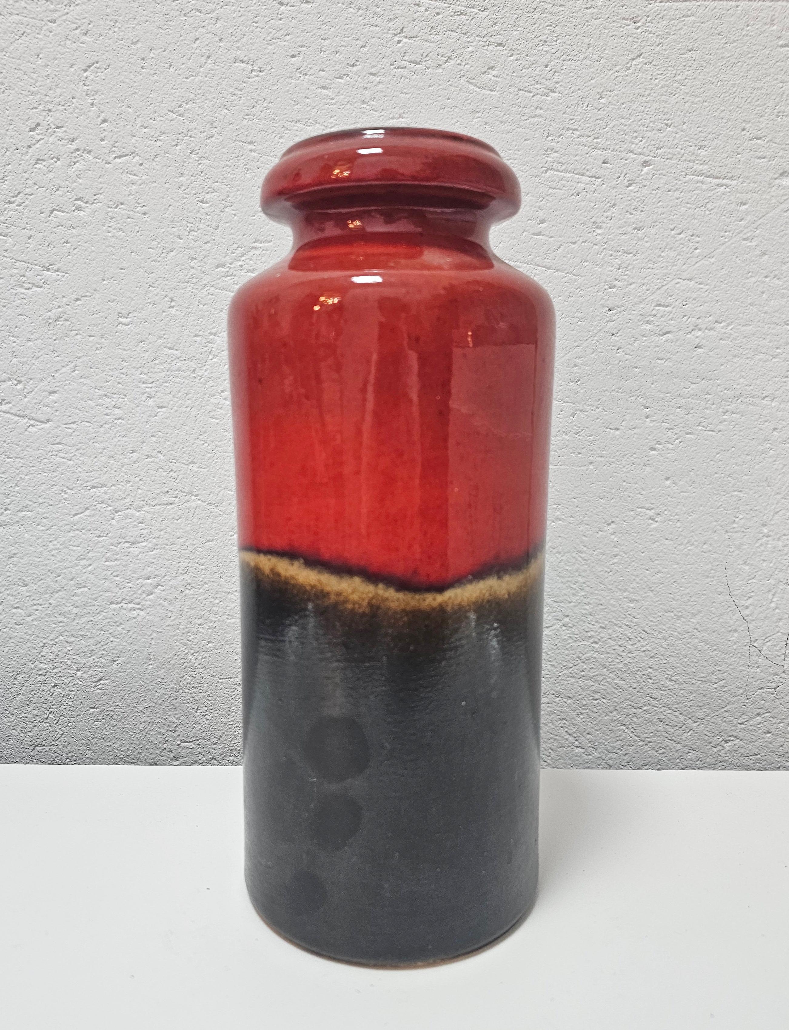 In diesem Angebot finden Sie eine seltene Vintage Keramik Vase in Rot und Braun Glasur, hergestellt von Scheurich, Modell 517-30. Die kultige westdeutsche Keramik ist in perfektem Vintage-Zustand, ohne Schäden oder Kratzer. Die Vase ist signiert und