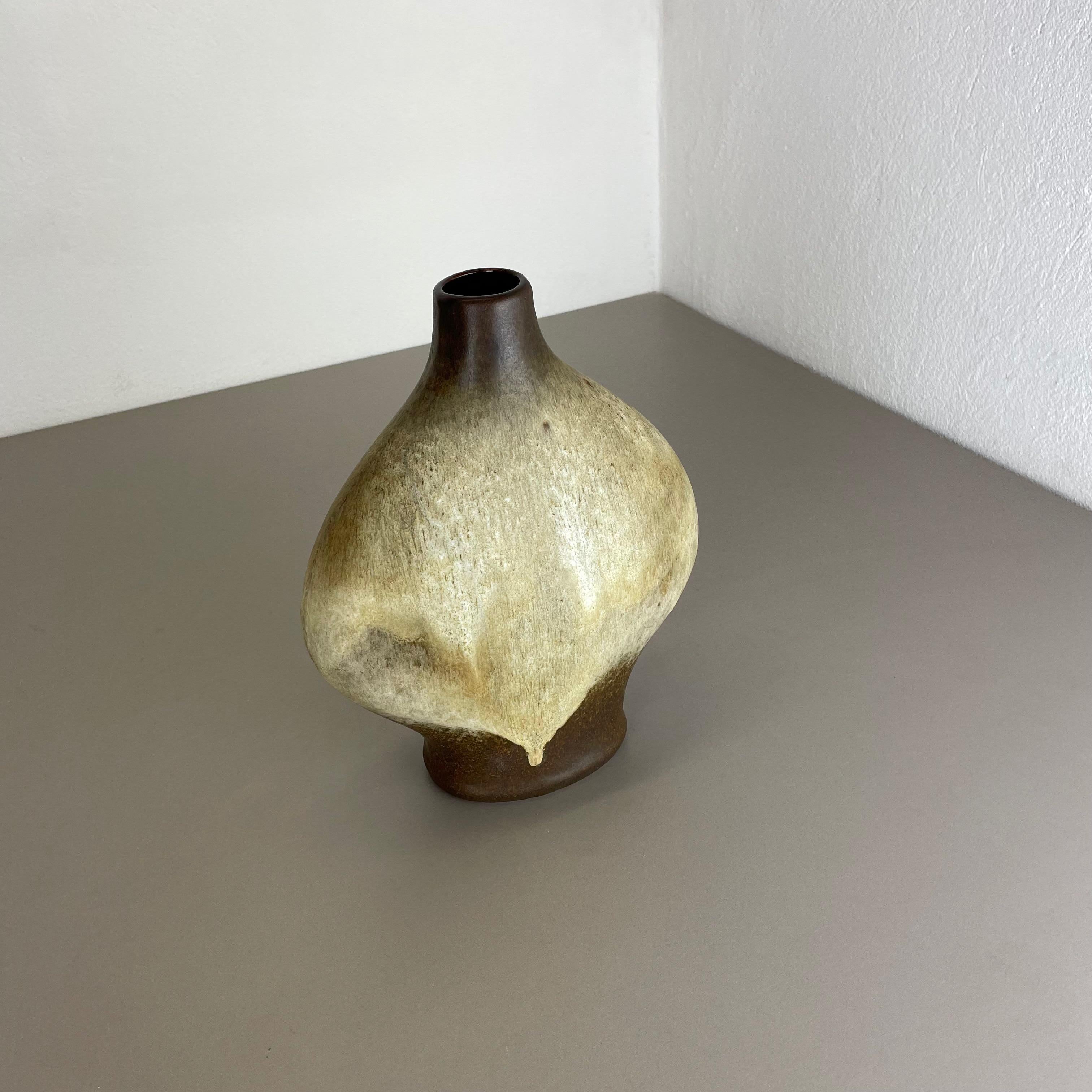 Article:

Ceramic pottery vase


Origin:

Germany


Designer:

Gerda Heukeroth


Producer:

Carstens Tönnieshof, Germany


Decade:

1970s


This original vintage Pottery Object was designed by Gerda Heukeroth and produced by