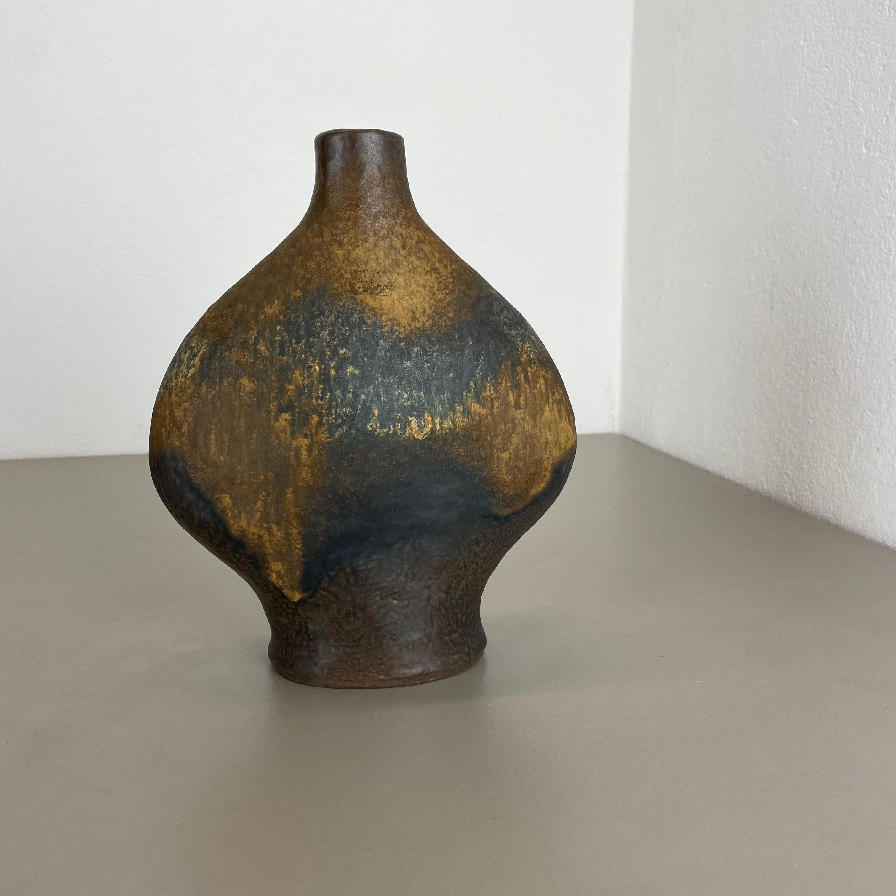 Article:

Ceramic pottery vase


Origin:

Germany


Designer:

Gerda Heukeroth


Producer:

Carstens Tönnieshof, Germany


Decade:

1970s


This original vintage Pottery Object was designed by Gerda Heukeroth and produced by