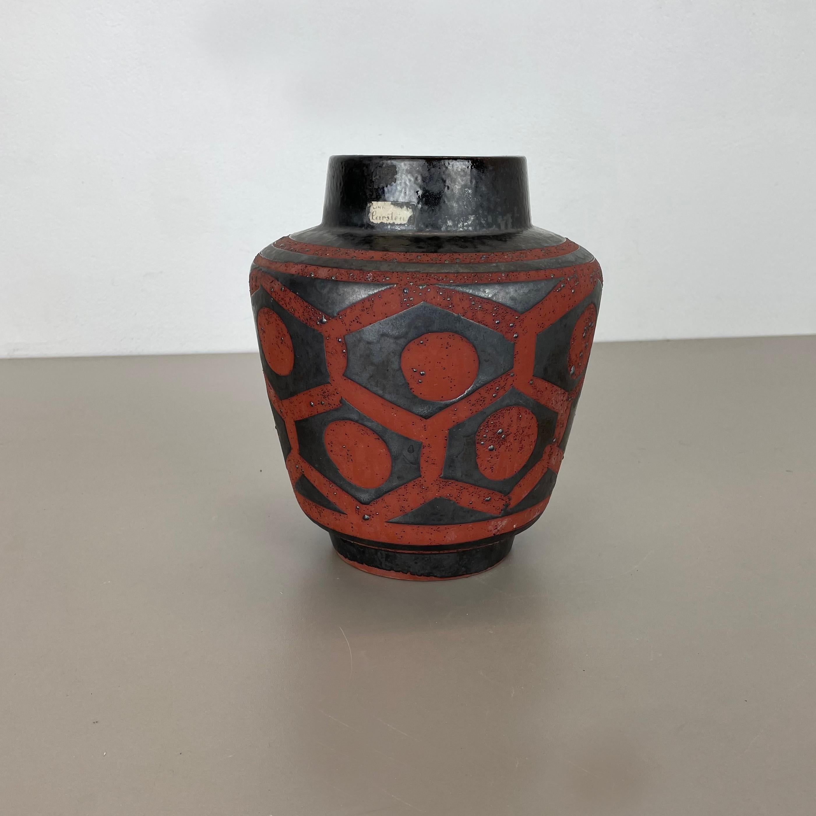 Article:

Ceramic pottery vase


Origin:

Germany


Designer:

Heinz Siery


Producer:

Carstens Tönnieshof, Germany


Decade:

1960s


This original vintage pottery object was designed by Heinz Siery and produced by Cartens