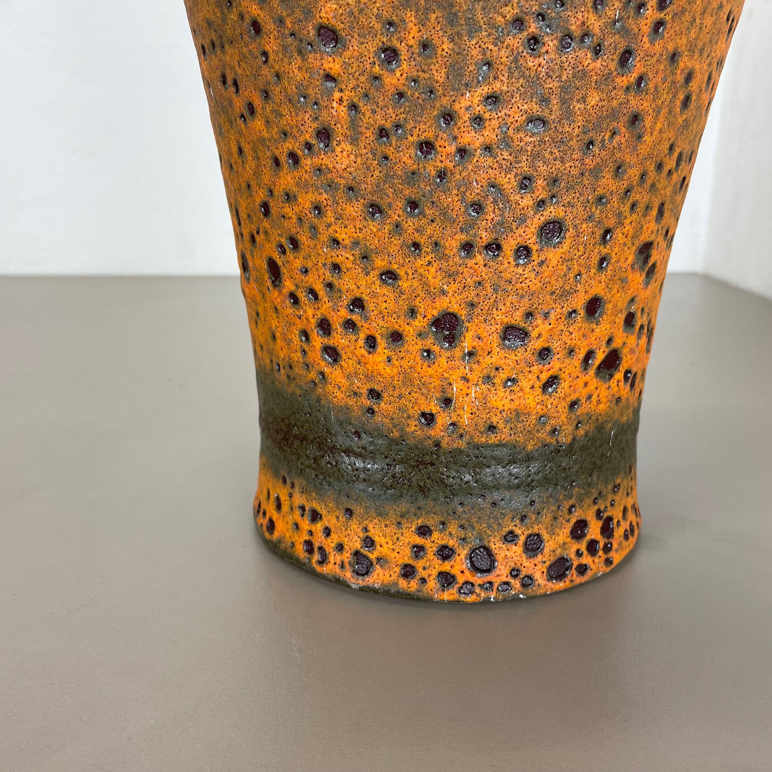 Vase en céramique de lave 